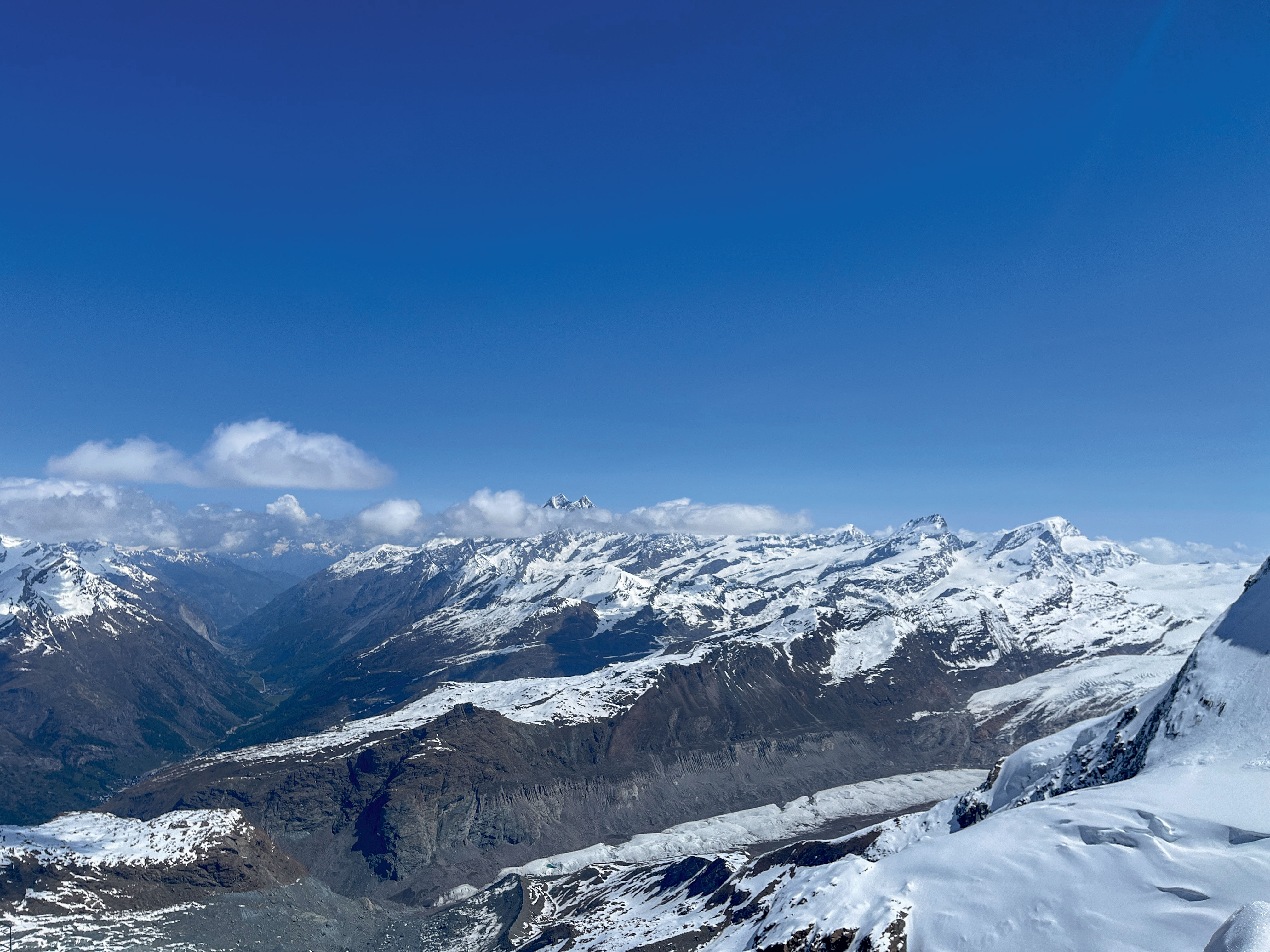 En aval du glacier du Gorner, au-dessus de Zermatt (VS), la construction d’un nouveau barrage est prévue. Sur ce nouveau site de production d’énergie hydraulique, le rendement énergétique sera le plus élevé parmi les projets retenus par la table ronde) (© EspaceSuisse)