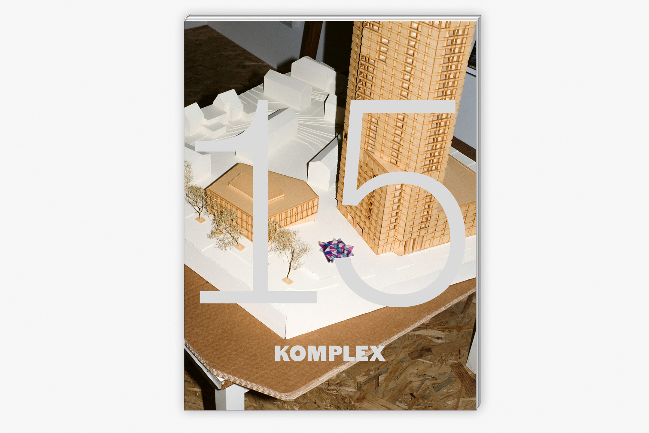 Komplex est le magazine annuel gratuit de l’entreprise Halter AG, tiré à 12 000 exemplaires: c’est un outil de communication de ses projets et de ses méthodes autant qu’une tribune de diffusion de la doctrine Halter, à travers notamment la voix du président du conseil d’administration du groupe, Balz Halter.