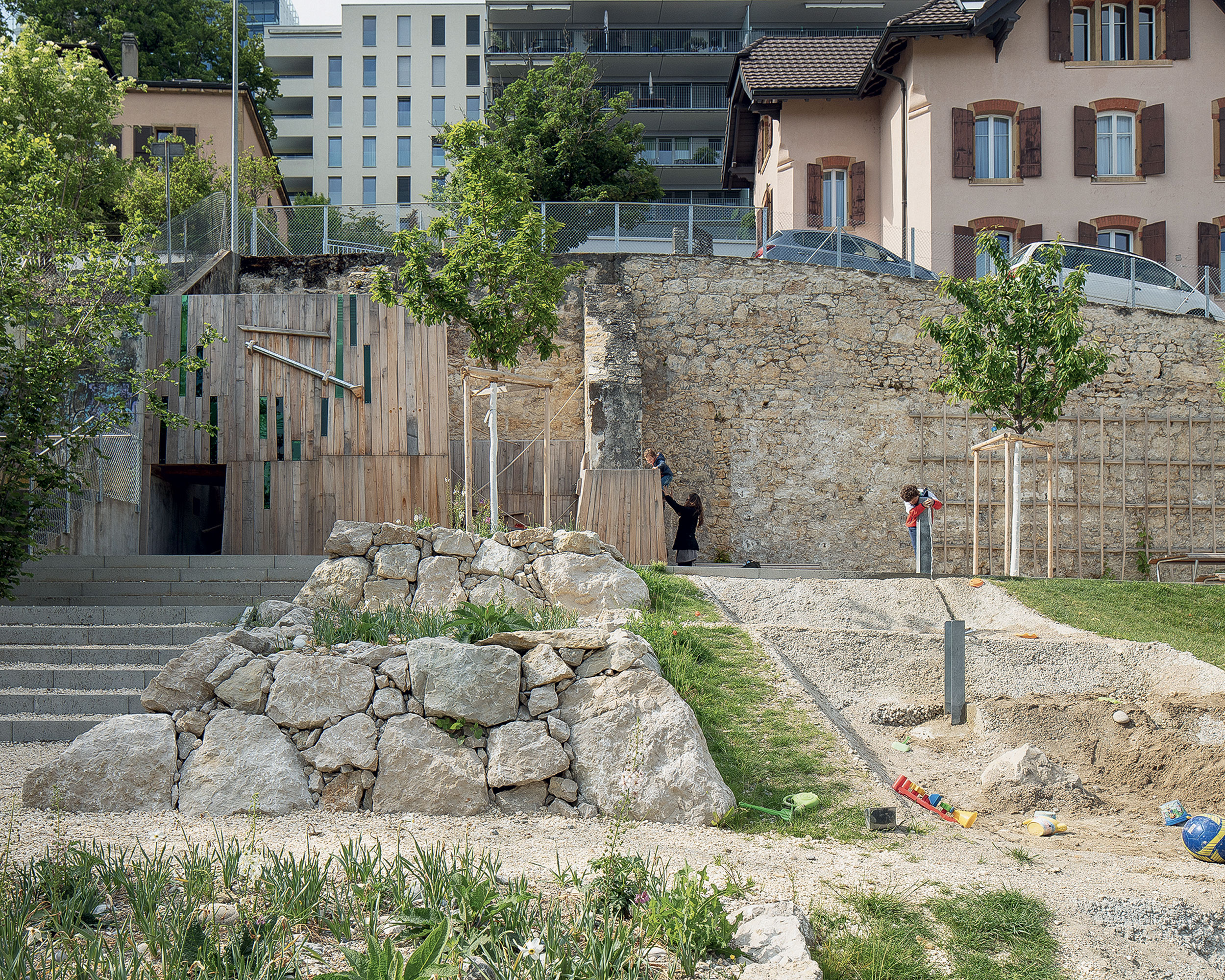 Place de jeux et aménagements « biodiversité » (© Yves André)