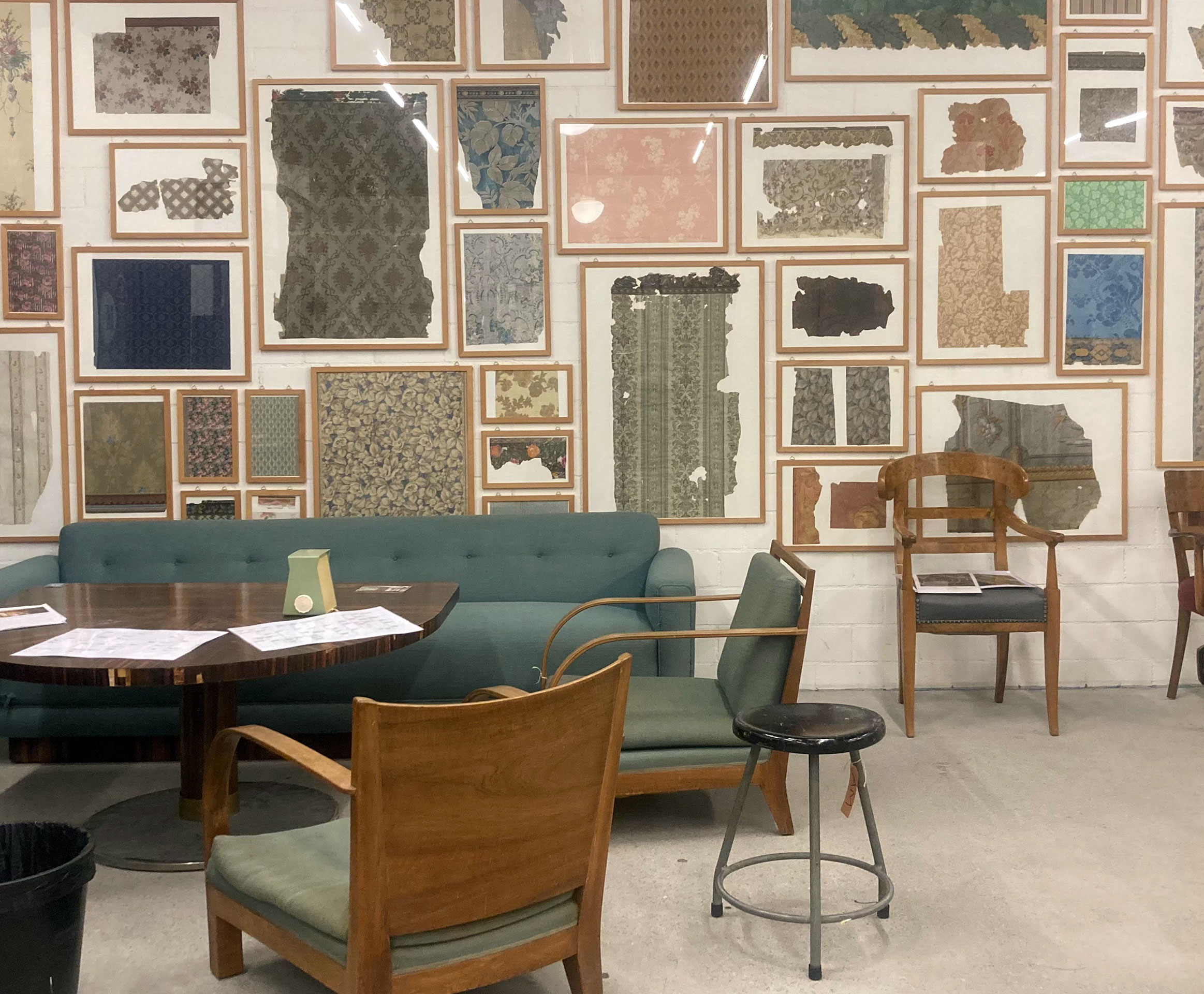 Eine Auswahl der Tapetenmuster aus der grossen Sammlung des Magazins ist an der Wand zu besichtigen.