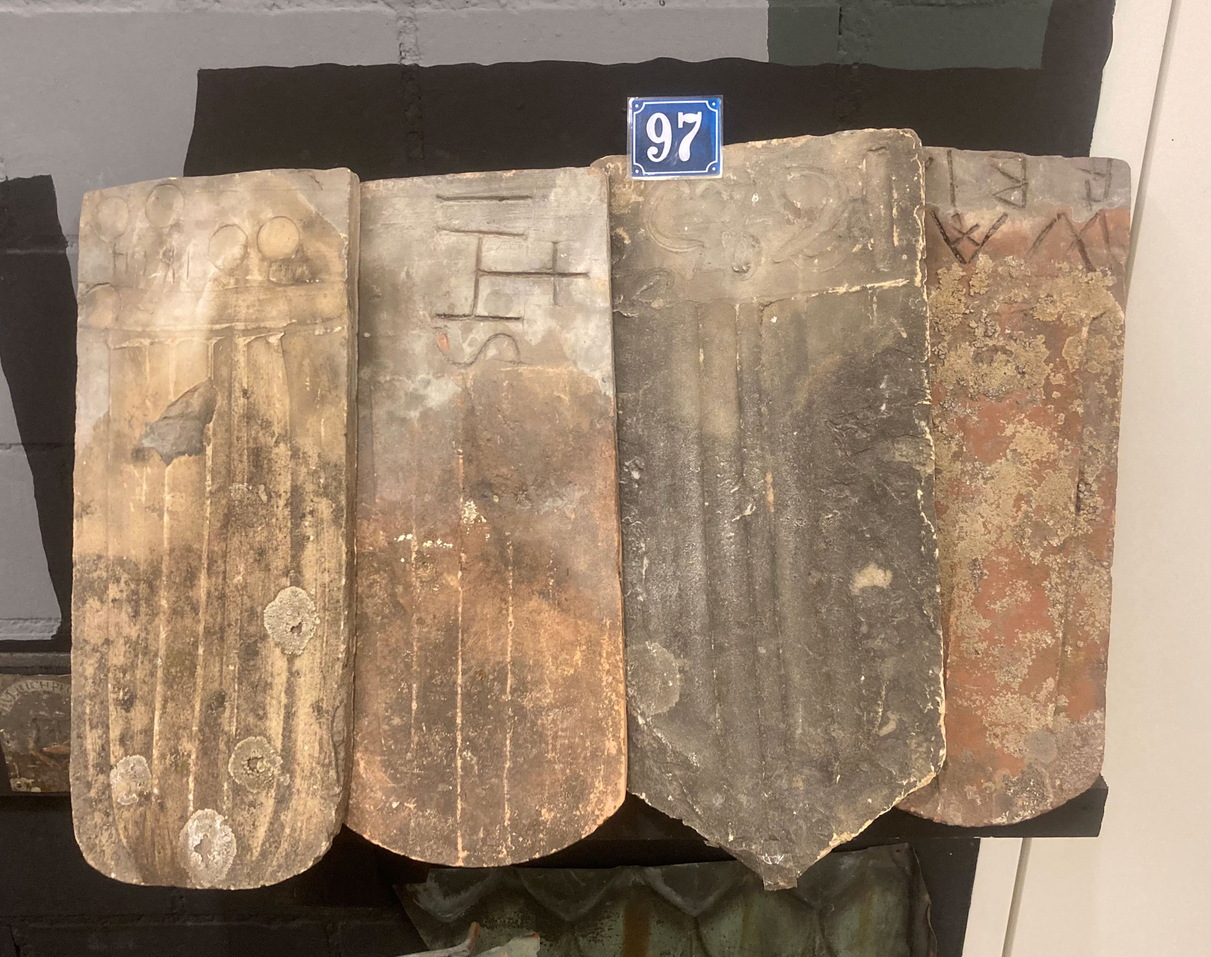 Die «Feierabendziegel»: Ihre Signaturen kennzeichnen jeweils auf dem letzten Stück, wie viele Ziegel ein Handwerker fabriziert hatte. So konnte ihn der Buchhalter nach der Anzahl auszahlen.