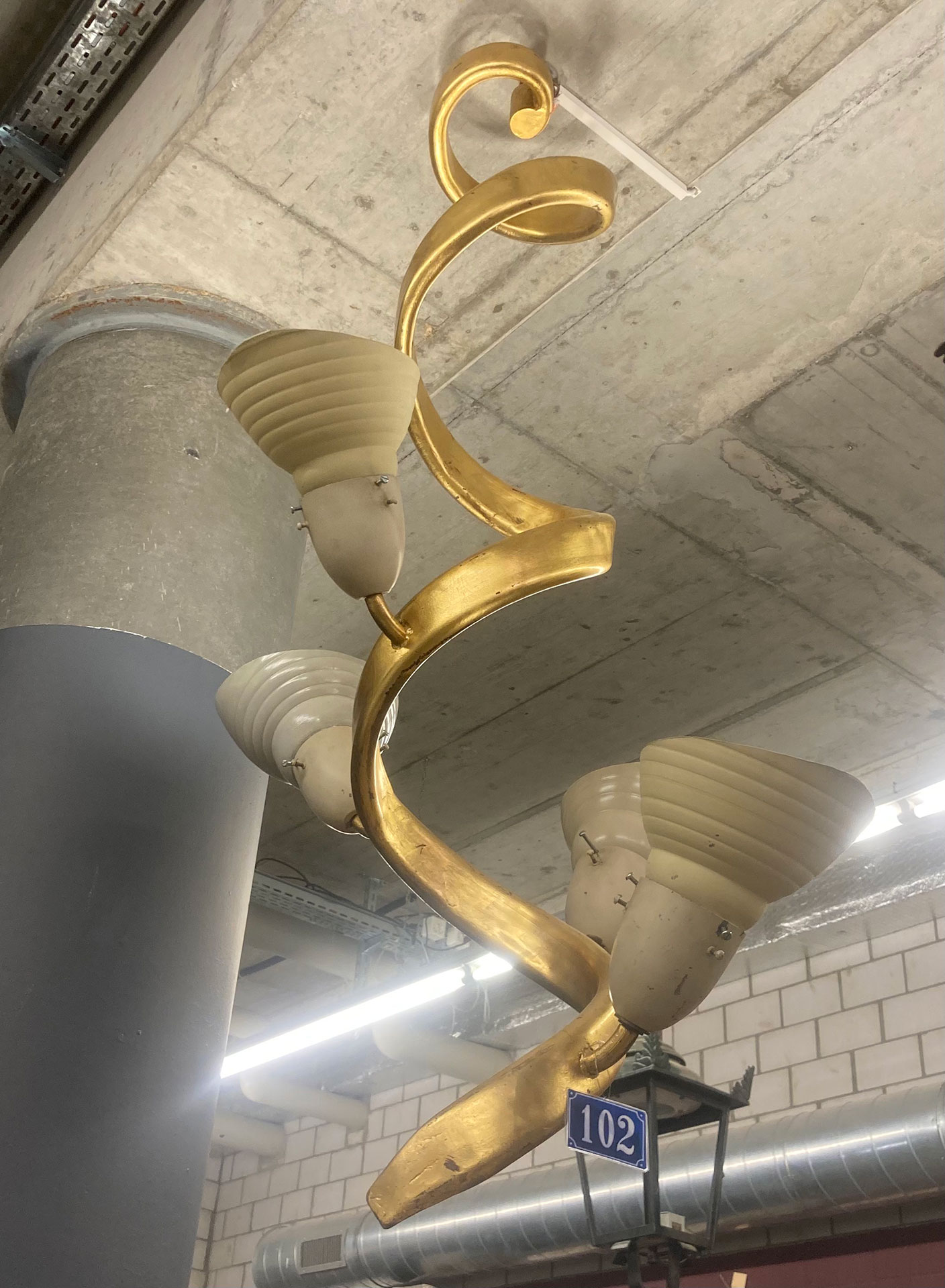 Ein kostbares Exemplar der Sammlung ist die «Häfelilocke» von Max Ernst Häfeli aus dem Zürcher Kongresshaus.