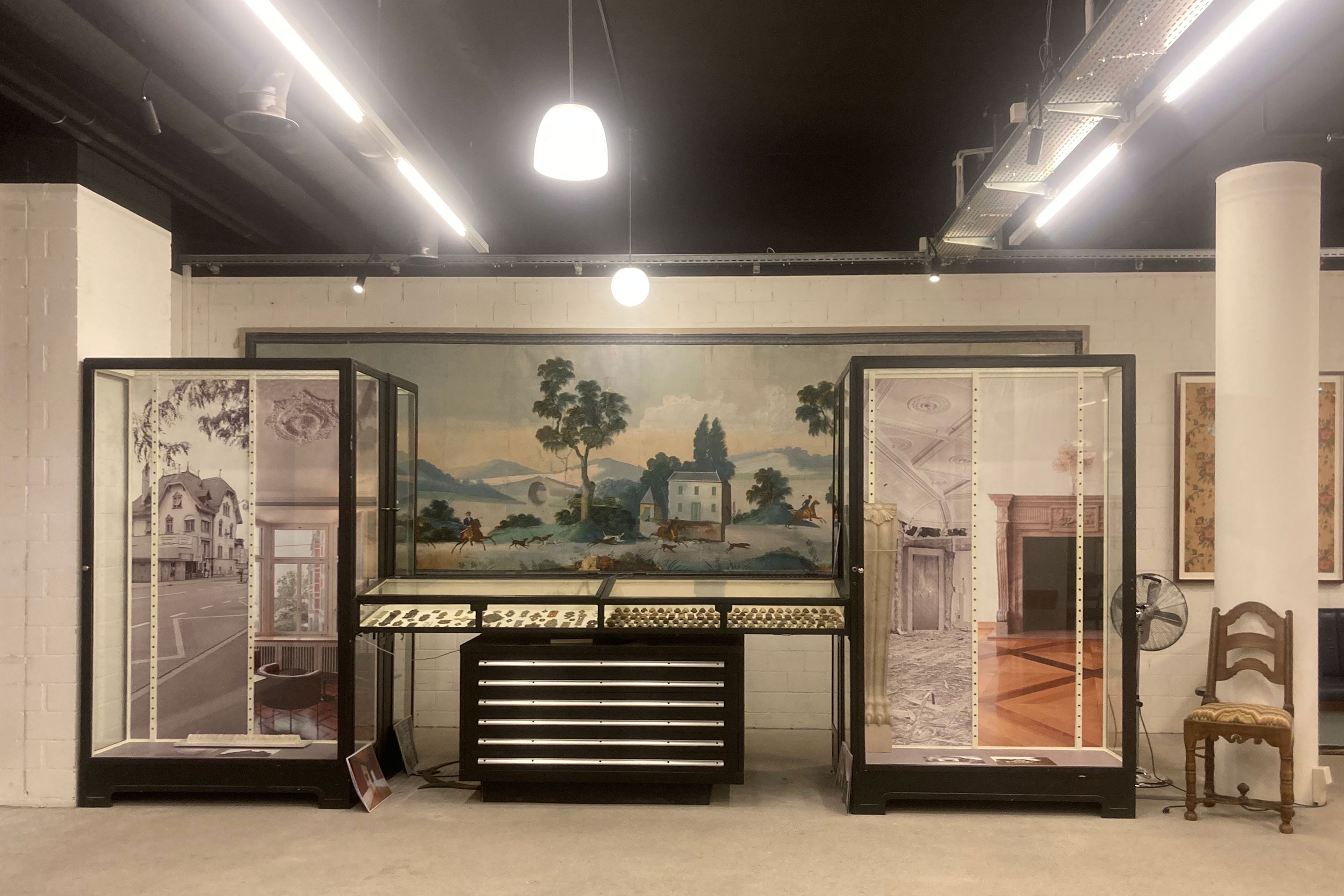 Die Archivschubladen, die sich in der Ausstellung befinden, dürfen geöffnet werden und bergen viele Überraschungen.