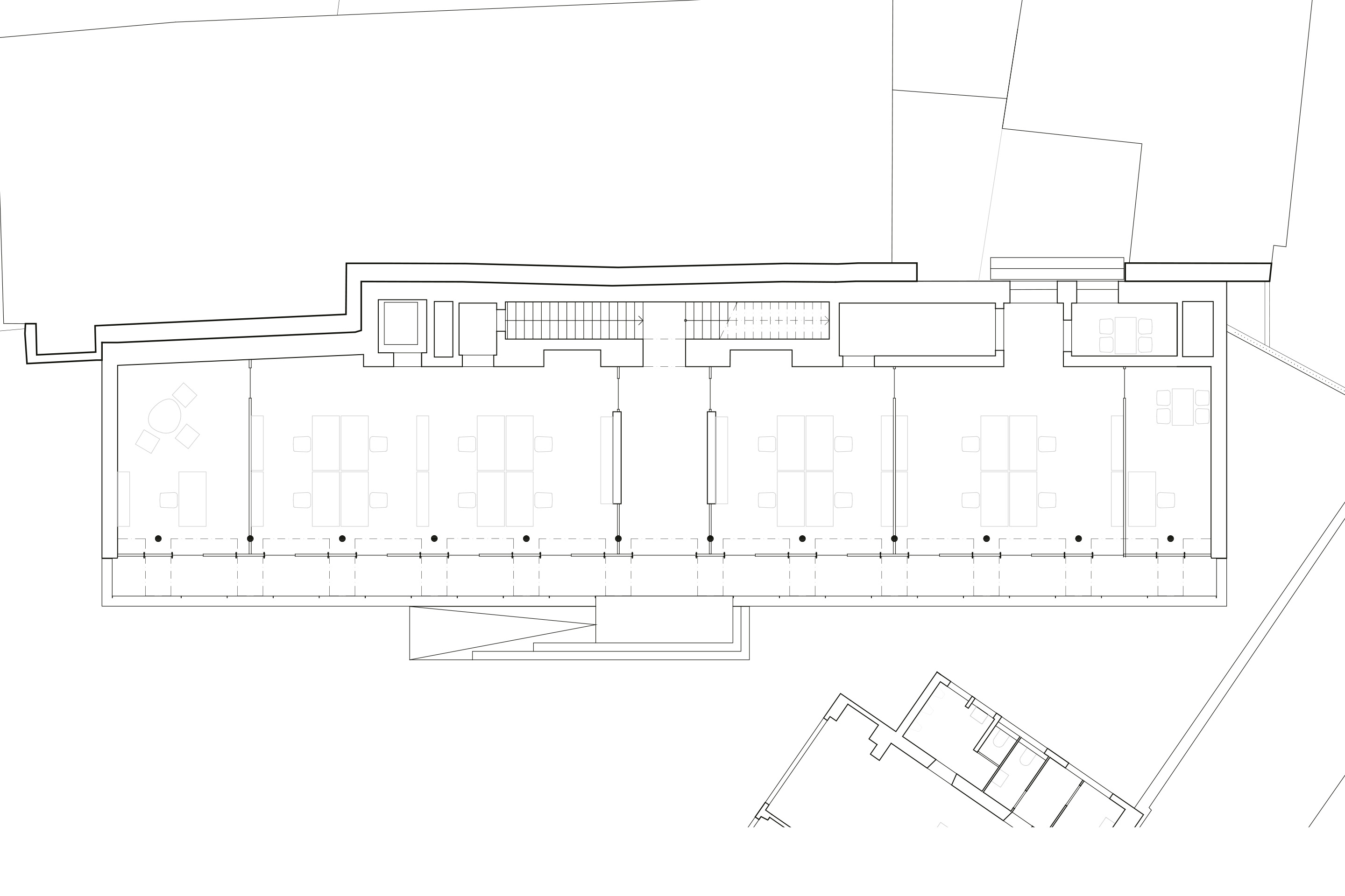 Grundriss Erdgeschoss. Durch die Lauben und den zentralen Eingang gelangt man zu einer durch­gehenden, geradläufigen Treppe entlang der Brandmauer,  die zu den beiden Obergeschossen führt.