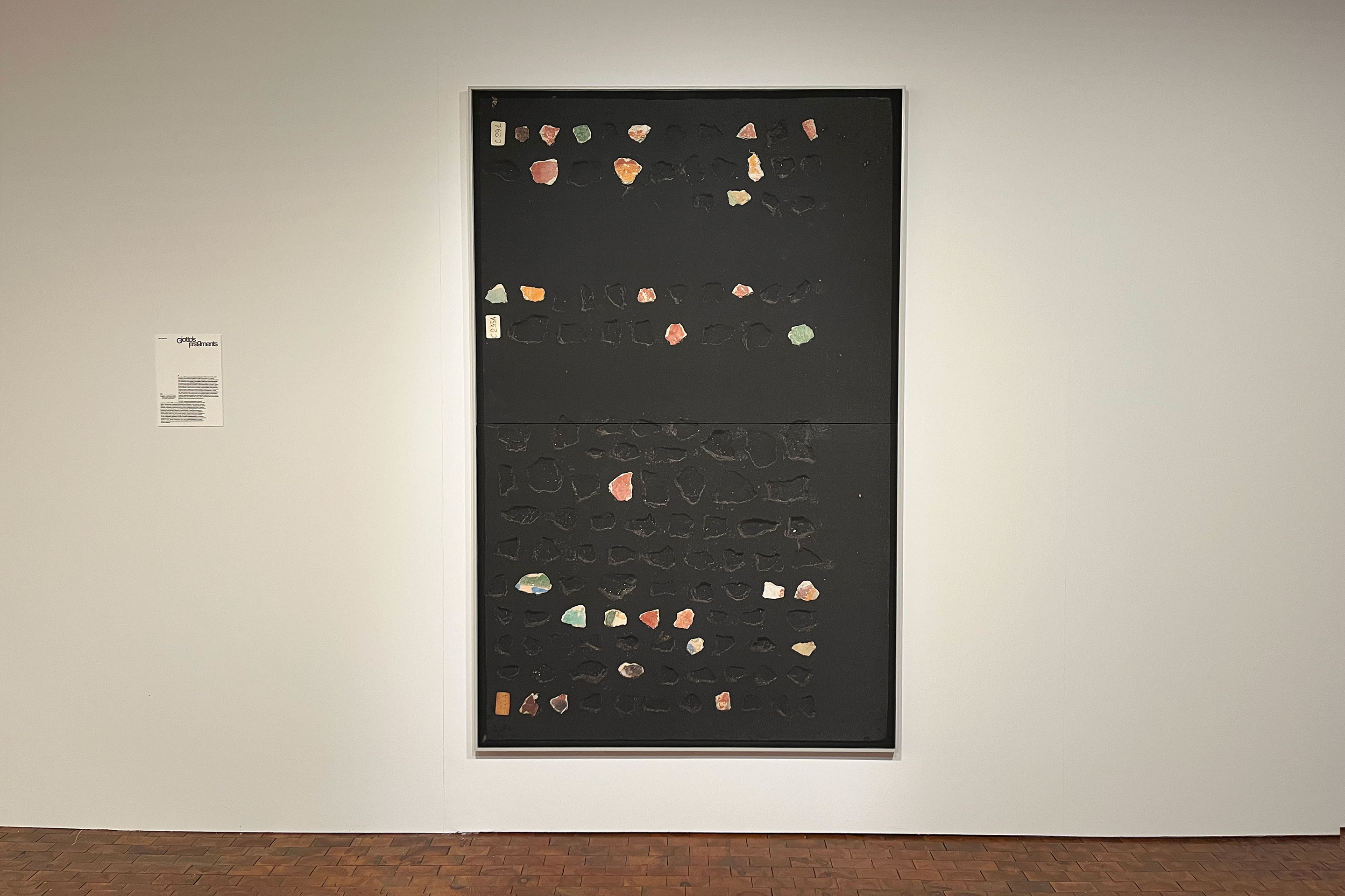 Ausserhalb des Kontexts entfalten die Bruchstücke der Fresken einer zerstörten Kirche eine neue Wirkung. Bas Princen, Giotto's fragments, Tintenstrahldruck auf Reispapier, 2023.