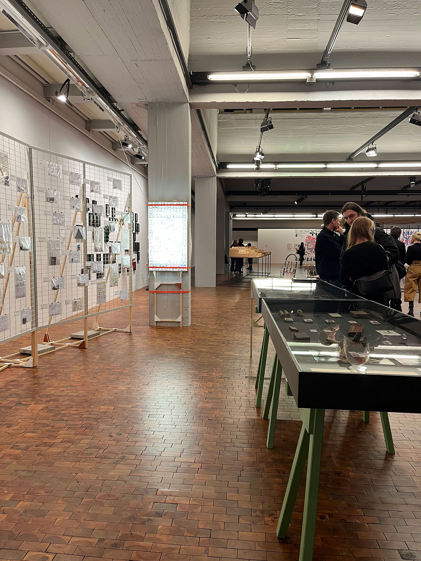 Die Ausstellungsarchitektur besteht aus recycelten Elementen.