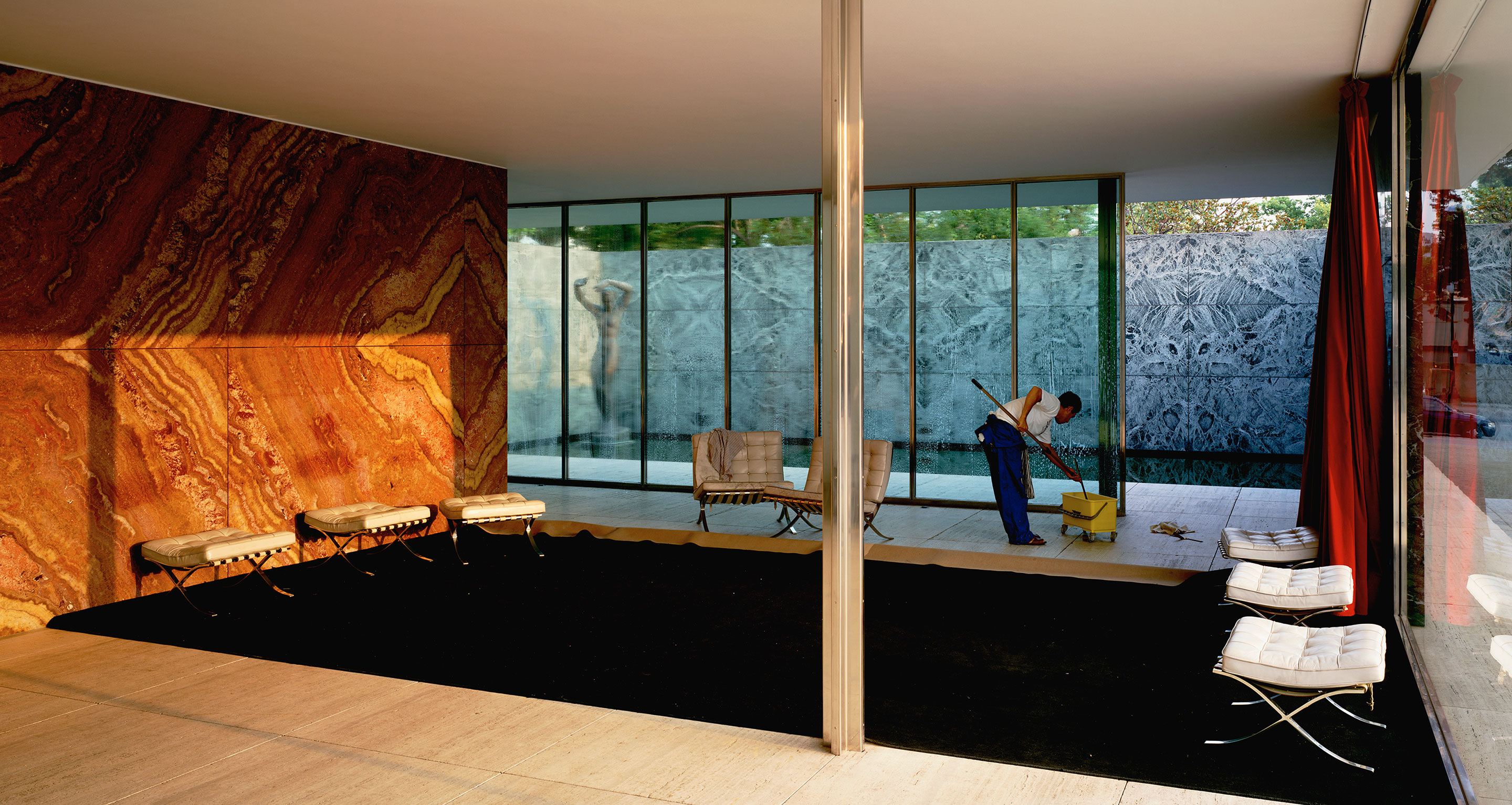 Jeff-Wall-Morning-Cleaning-fondation-beyeler