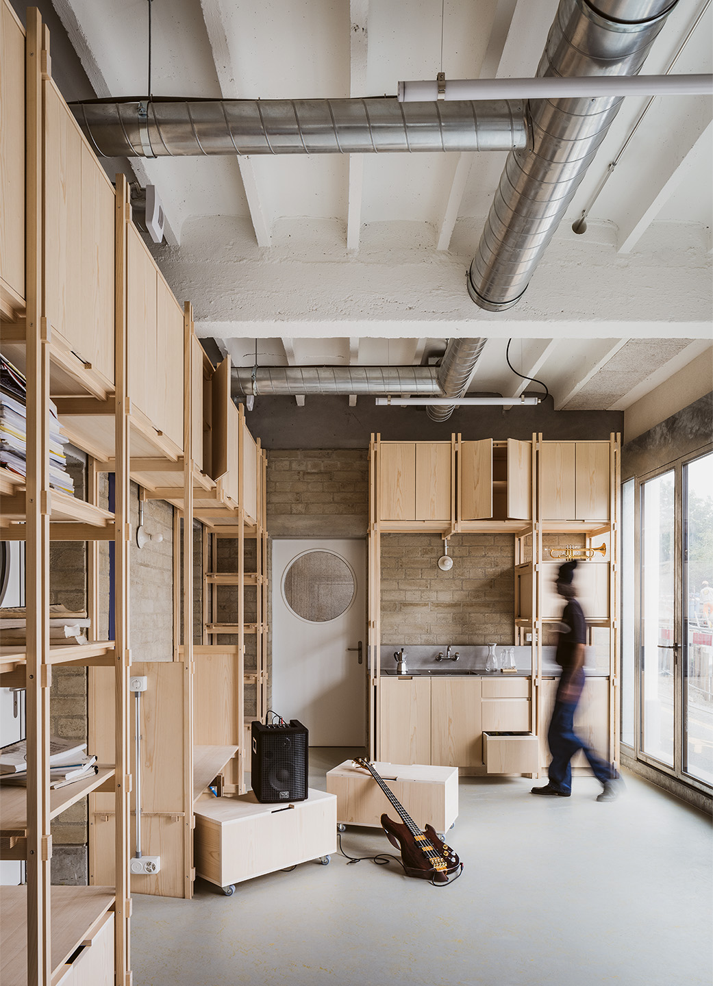 Dans le foyer, le mobilier en bois suisse a été développé sur mesure en collaboration avec l’ébéniste designer Jules Desarzens (Wood Concept) et le menuisier Louis Gibault, selon des assemblages sans colle. Le système modulaire offre de la flexibilité dans l’usage, avec notamment ces caissons de rangement qui peuvent servir d’assise.