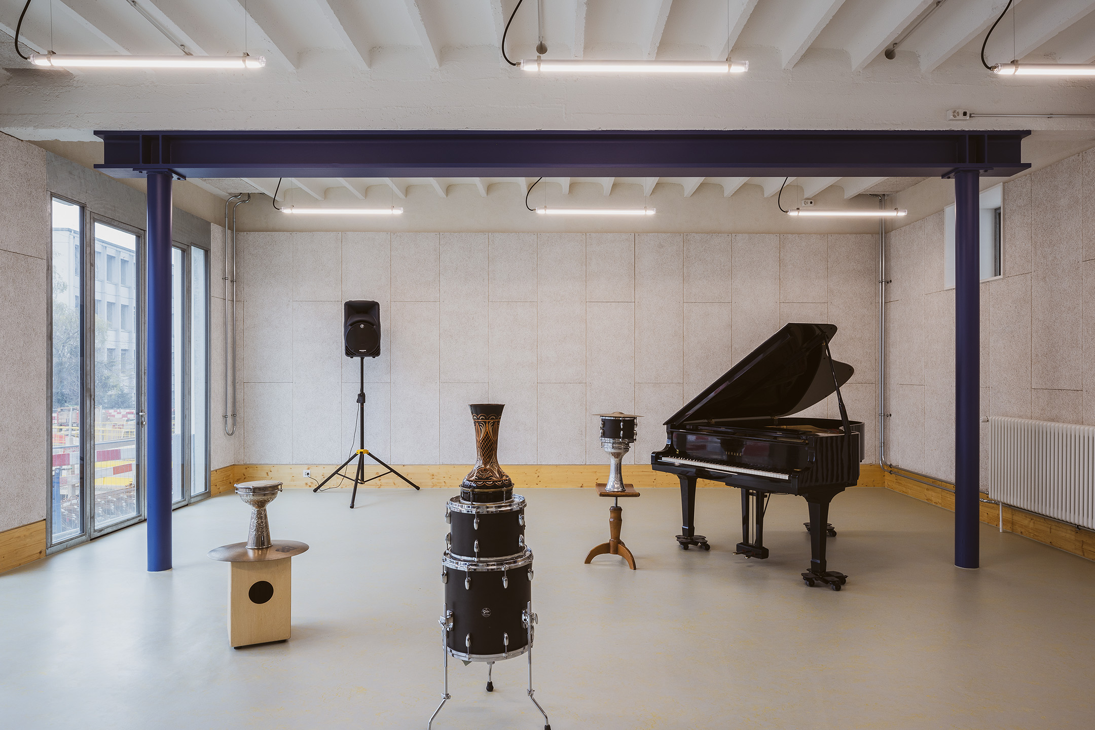 Autour de la structure métallique ajoutée, le nouvel auditoire accueille répétitions et représentations, dans un rapport à la rue très direct.