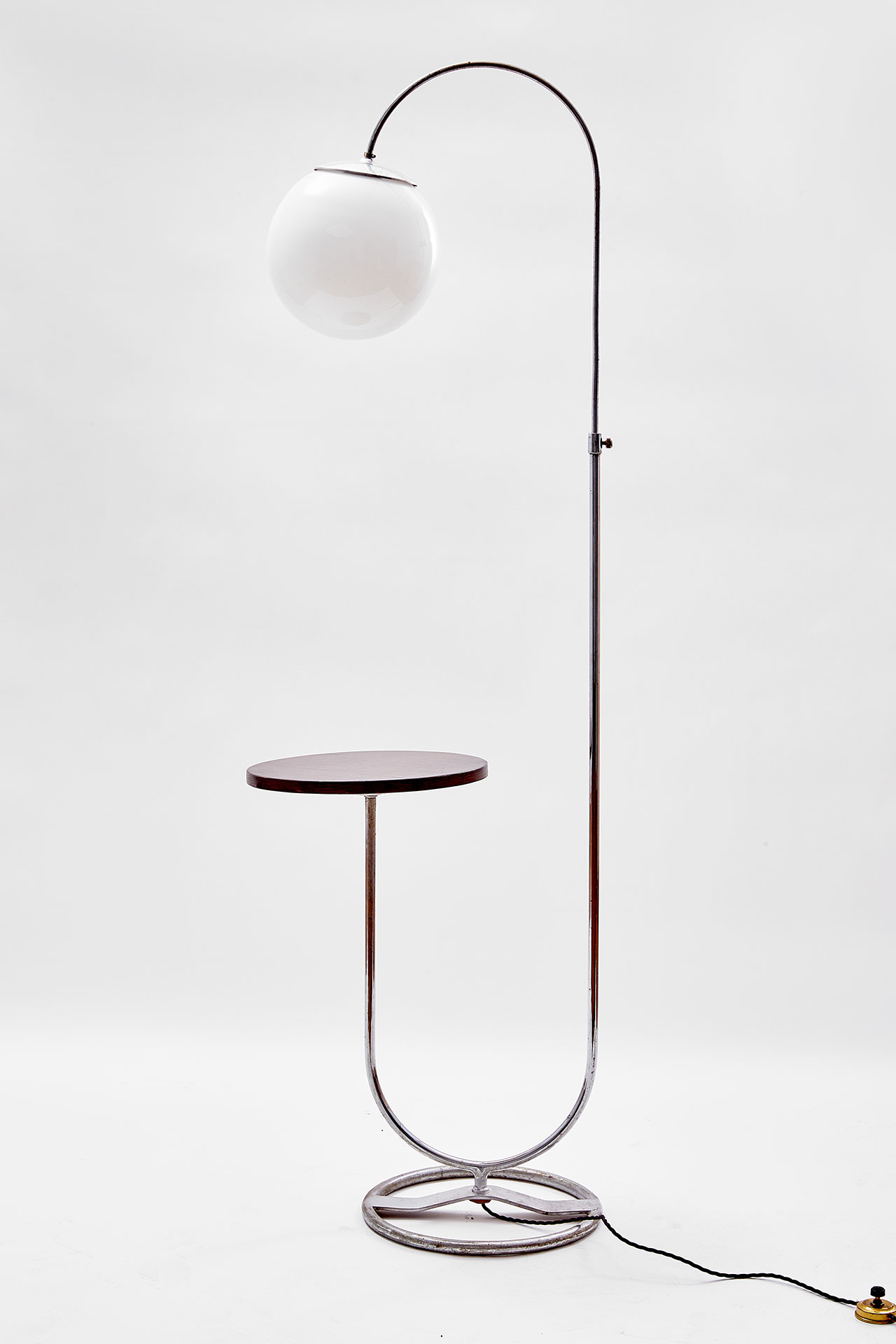 Stehleuchte mit Tisch, ursprünglich mit Stoffschirm, um 1930. Metallmöbelfabrik Robert Slezák, Bystřice pod Hostýnem (Ausführung), Werkentwurf.