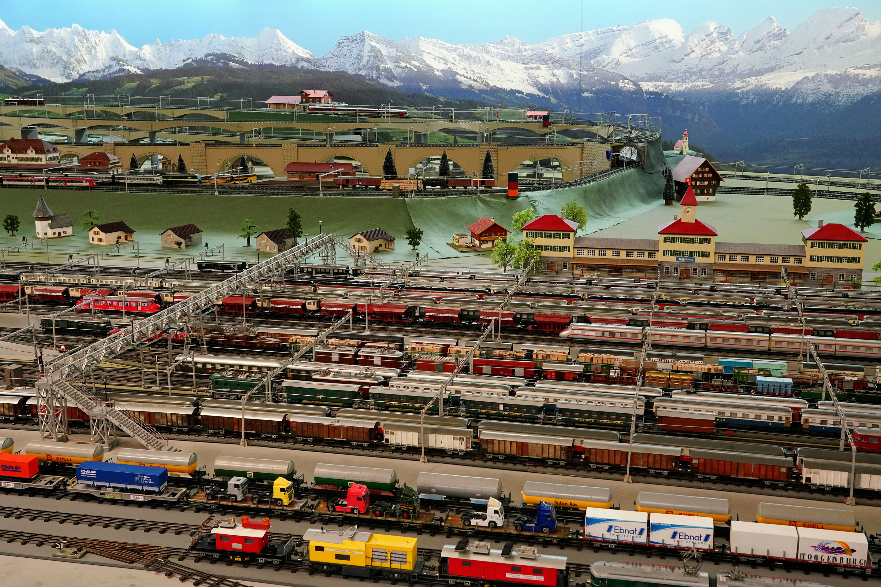 Die grosse Bahnmodellanlage in Spur 0 mit dem Panoramabild im Hintergrund ist das Zentrum der Museumsausstellung in Lichtensteig.