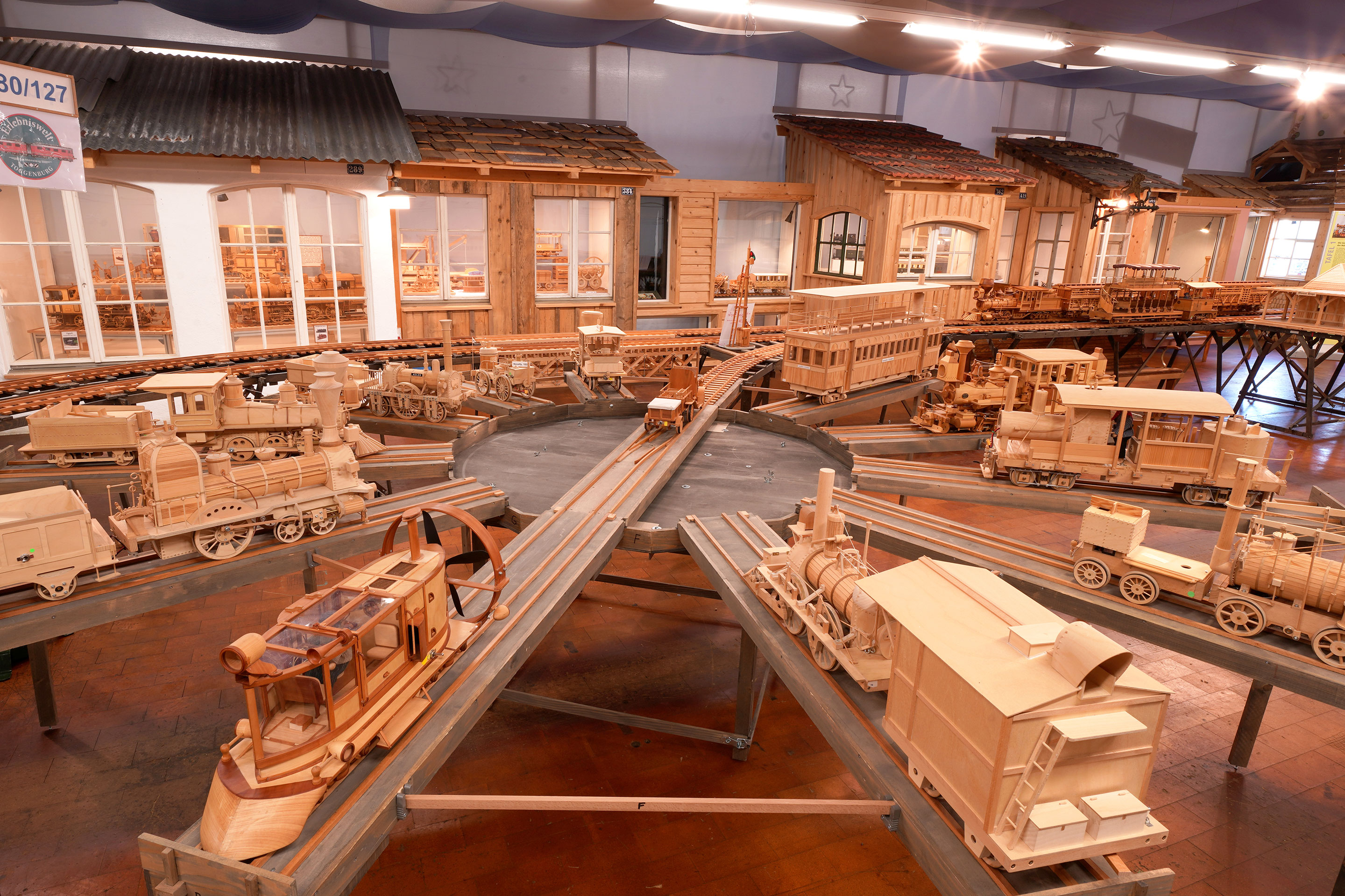Nebst der grossen Bahnmodellanlage wird auch die ursprünglich in der Viktoria-Stiftung in Richigen BE gebaute Holzbahn gezeigt. Ihr Zentrum ist die Schienenanlage mit Bahngebäuden und der Wendeplatte für Lokomotiven.