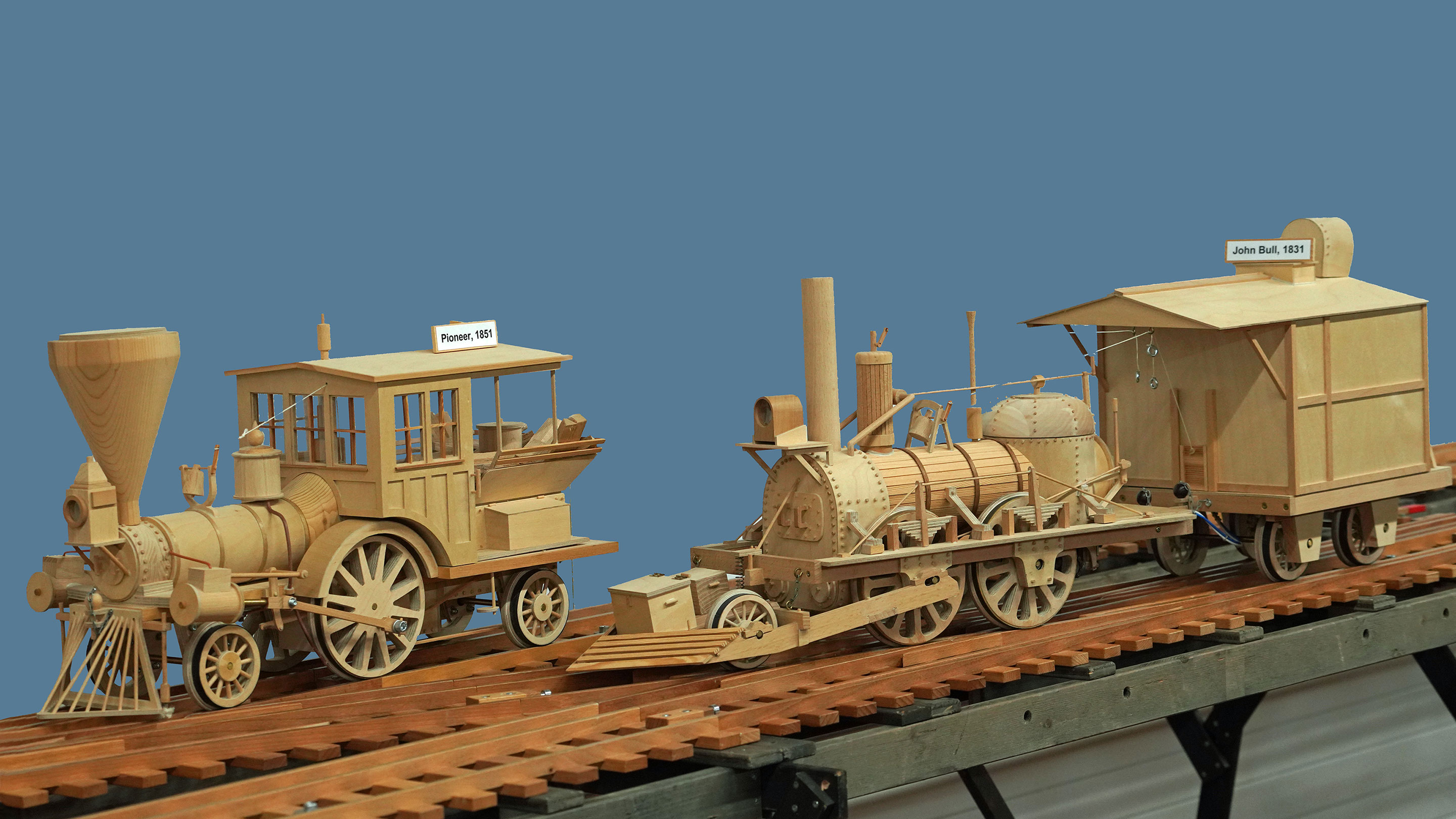 Fahrzeuge aus Flugzeugsperrholz von Hans Feuz, Thierachern