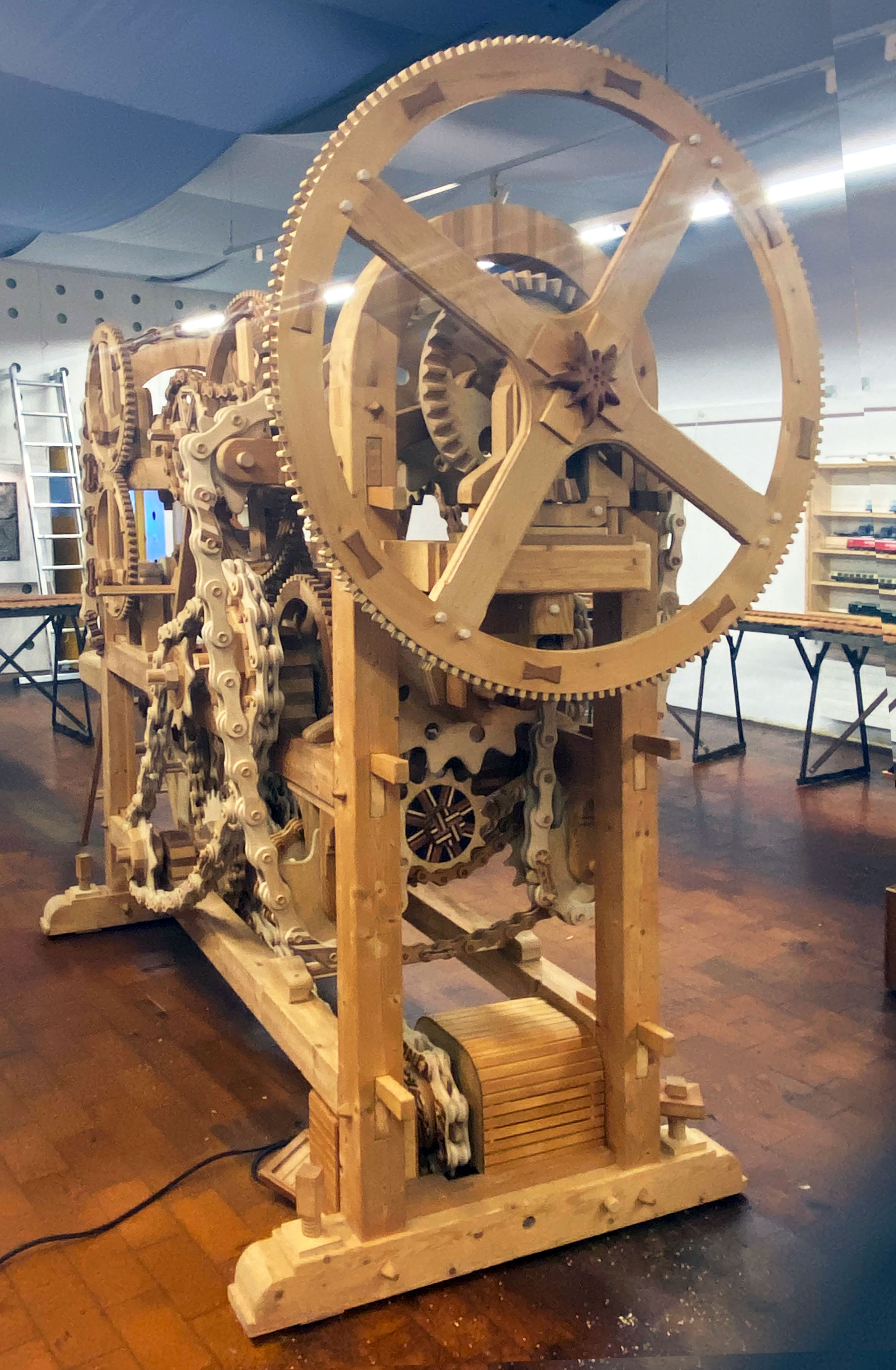 Als zusätzliche Attraktion steht mitten in der Bahnanlage die Holz-Maschine von Erich Schatt, einem Kunsthandwerker aus Embrach. Auch sie kann man während den Bahnvorführungen in Aktion erleben.