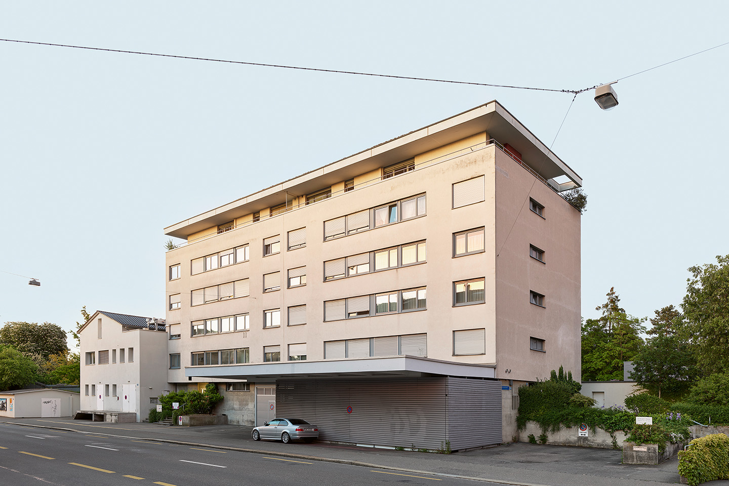 Einer von Tausenden. Der Bau vor den Sanierungsarbeiten gleicht vielen Gebäuden der 1960er-Jahre.