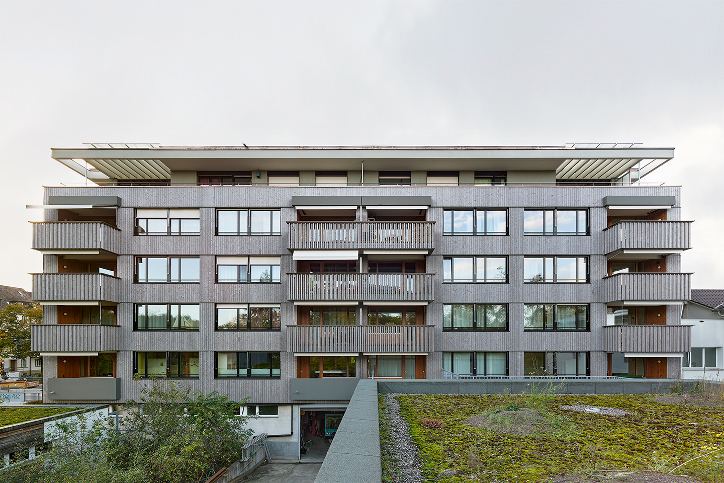 Die Ostfassade ist holzverkleidet. Hier konnte das Standard­modul aufgrund der Abwicklung nicht eingesetzt werden.