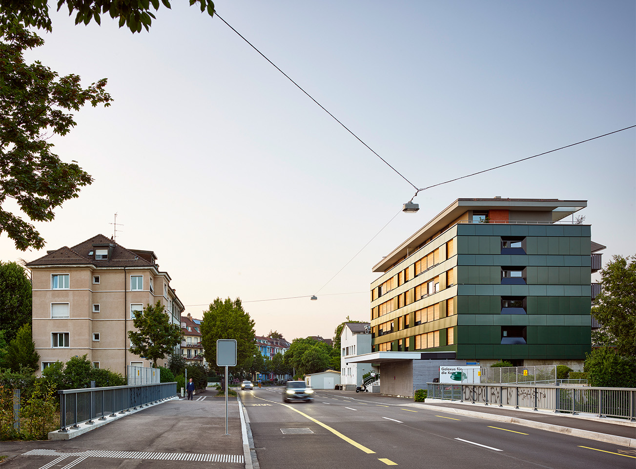 In der homogenen Umgebung von ockerfarbenen Zeilenbauten bewirkt die grüne Fassade neue Frische. Gleichzeitig bleibt der  ursprüngliche Charakter des Gebäudes erhalten.
