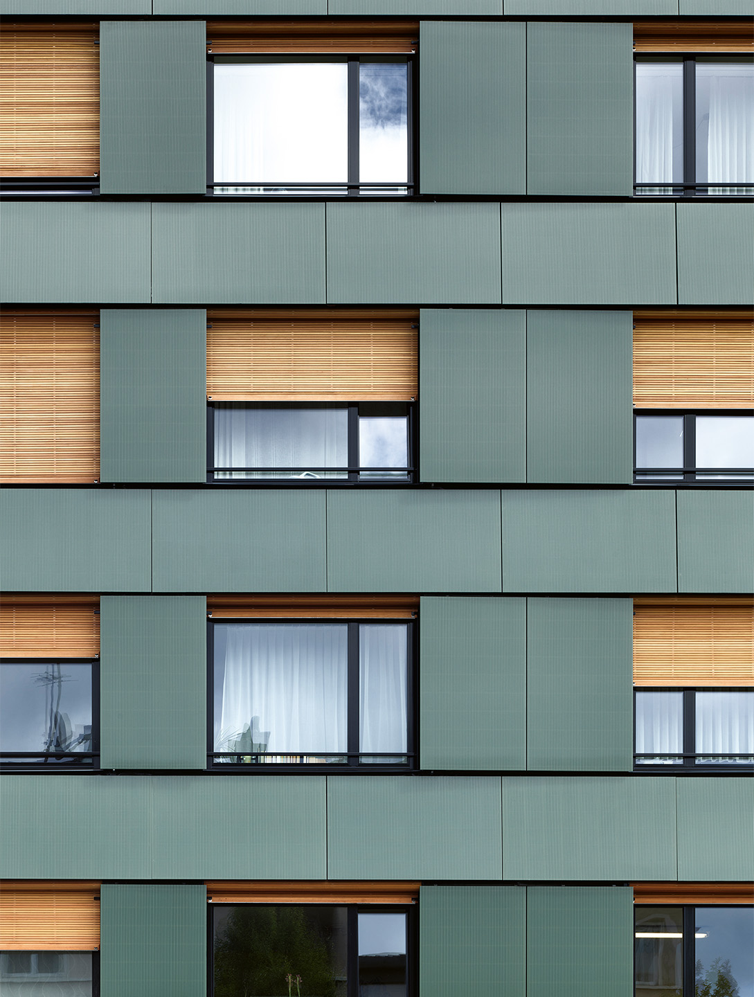 Ein Format für alles. Mit viel Kreativität konnten  die Architektinnen und Architekten die gesamte Fassade  mit Photo­voltaik-Modulen in der Standardgrösse  1 m × 1.65 m eindecken.