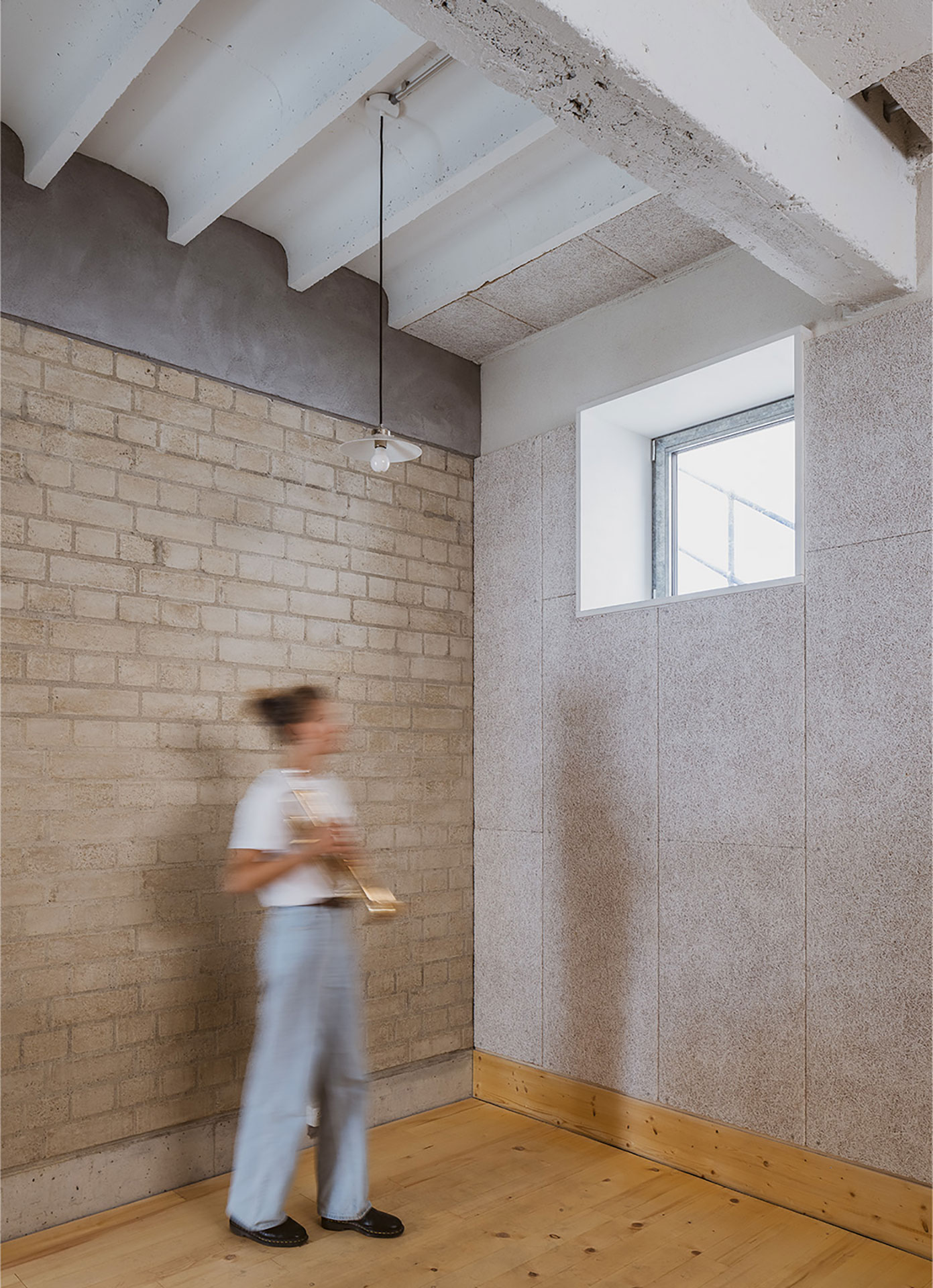 Massive Lehmsteinwände absorbieren den Luftschall zwischen den einzelnen Räumen.