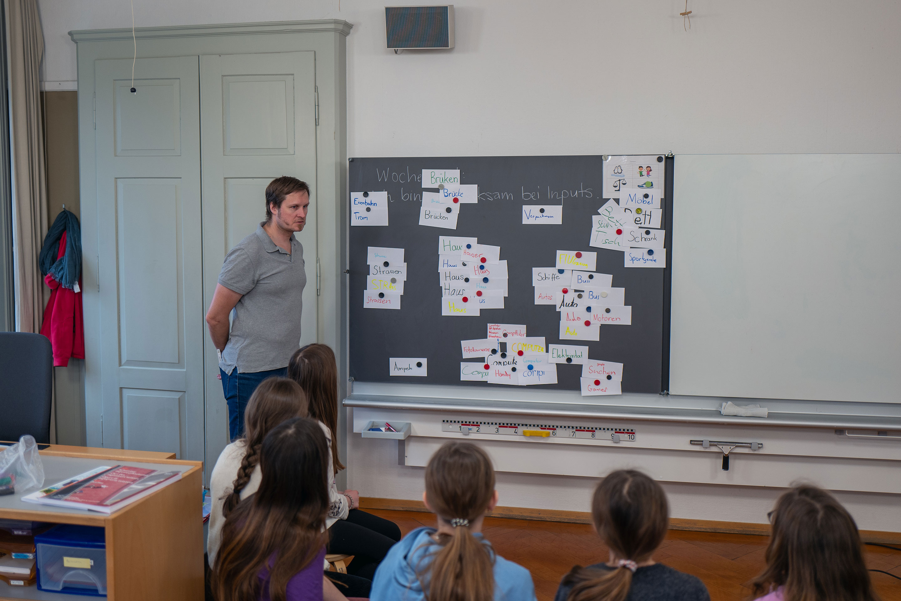 Markus Merki, Projekt- und Bauleiter bei B + S Ingenieure und Planer, tastet sich zusammen mit den Kindern der 4. Klasse des Zürcher Primarschulhauses Turner an den Begriff des Ingenieurwesens heran.