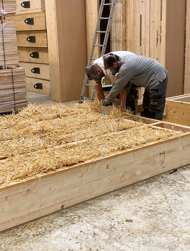Collège Niki de Saint Phalle à Nancy : mise en oeuvre des éléments préfabriqués en ossature bois remplie de paille par l’entreprise Lebras.