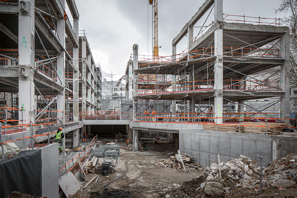 Le projet de l’agence NZI de transformation de bureaux en chambres étudiantes à Paris propose une utilisation astucieuse de systèmes de préfabrication avec des matériaux biosourcés tels que le bois et la paille au service de la rénovation. Ce type de processus permet de réduire les bruits, la pollution, et d’intervenir dans des milieux urbains denses en diminuant l’impact sur la vie des citoyens. La modularité et la préfabrication des bâtiments existants des années 1970 facilitent leur réhabilitation.