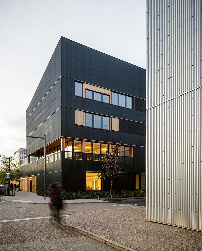 Le collège Niki de Saint Phalle à Nancy, premier bâtiment ERP (établissement recevant du public) bois-paille construit en R+3 en France. Pour remplir les caissons, les fibres de la paille ont été démêlées et triées puis passées dans une machine à dépoussiérer. Hors stade fermentation, la paille est ensuite mise sous presse afin de créer des bottes flexibles (longueur jusqu’à 240 cm).