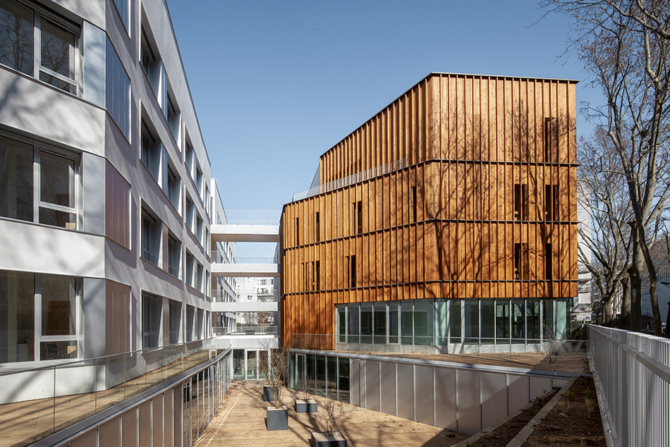 Le projet de l’agence NZI de transformation de bureaux en chambres étudiantes à Paris propose une utilisation astucieuse de systèmes de préfabrication avec des matériaux biosourcés tels que le bois et la paille au service de la rénovation. Ce type de processus permet de réduire les bruits, la pollution, et d’intervenir dans des milieux urbains denses en diminuant l’impact sur la vie des citoyens. La modularité et la préfabrication des bâtiments existants des années 1970 facilitent leur réhabilitation.