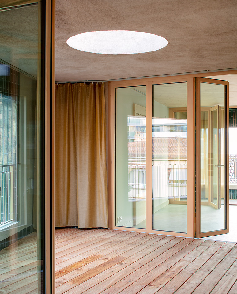 Dans l’appartement en attique du nouvel immeuble, une loggia a été insérée au centre du plan.