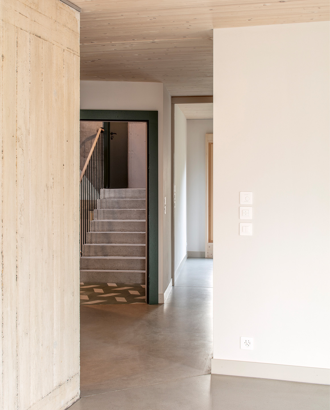 Les traces de coffrage du mur en béton de chaux, à gauche, se confondent avec la poutraison des dalles BLC.