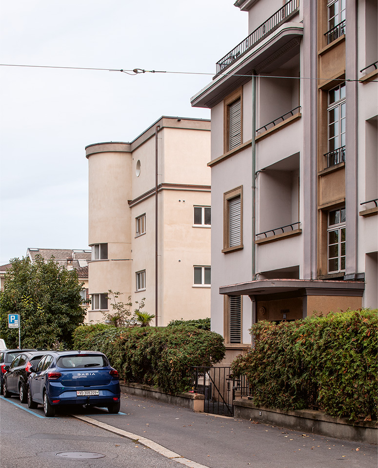 Des villas urbaines des années 1930 bordent l’a venue C. F. Ramuz. La surélévation (au fond) ne se distingue pas.