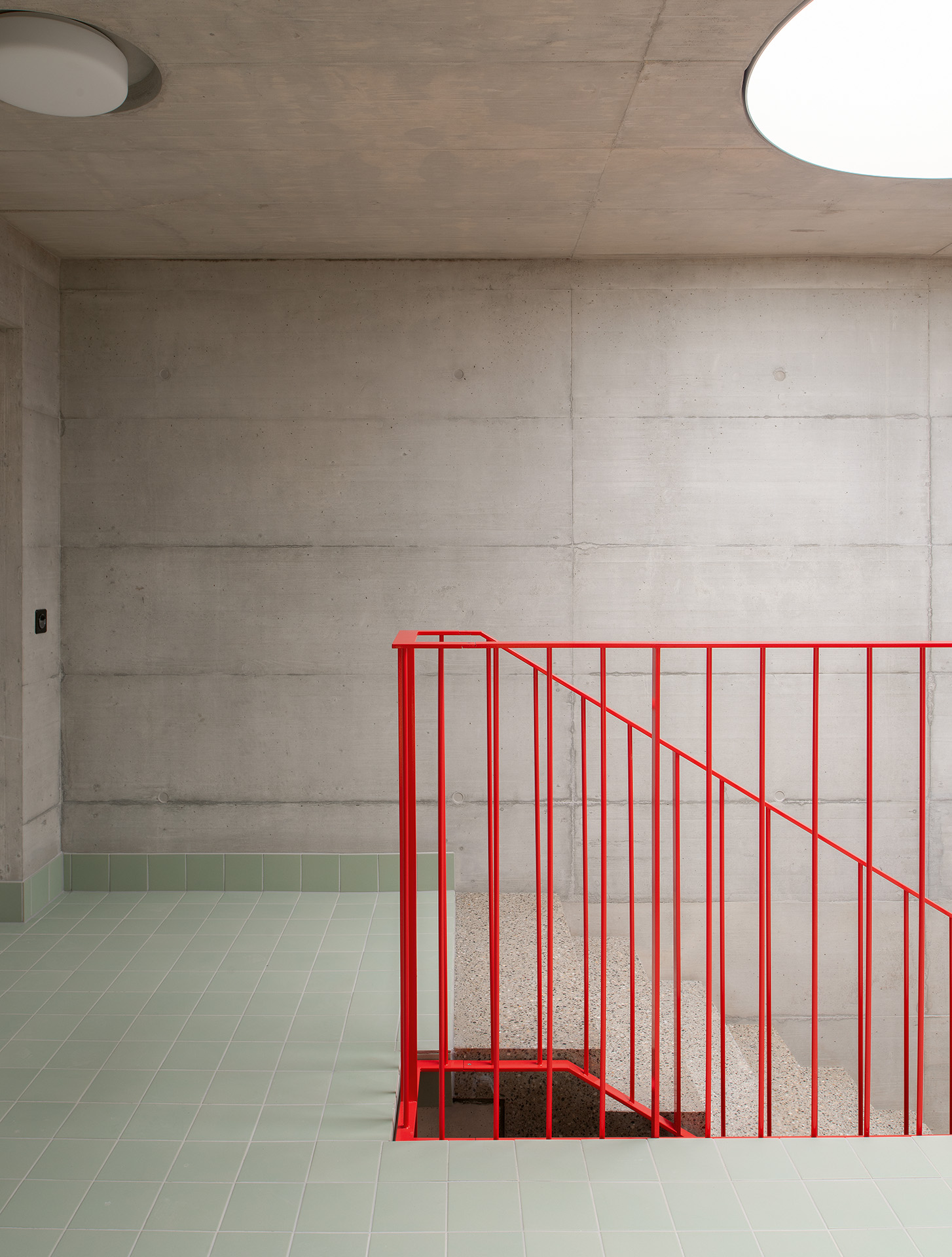 Le travail chromatique de l’ensemble est poursuivi dans les cages d’escalier, puis dans les appartements.