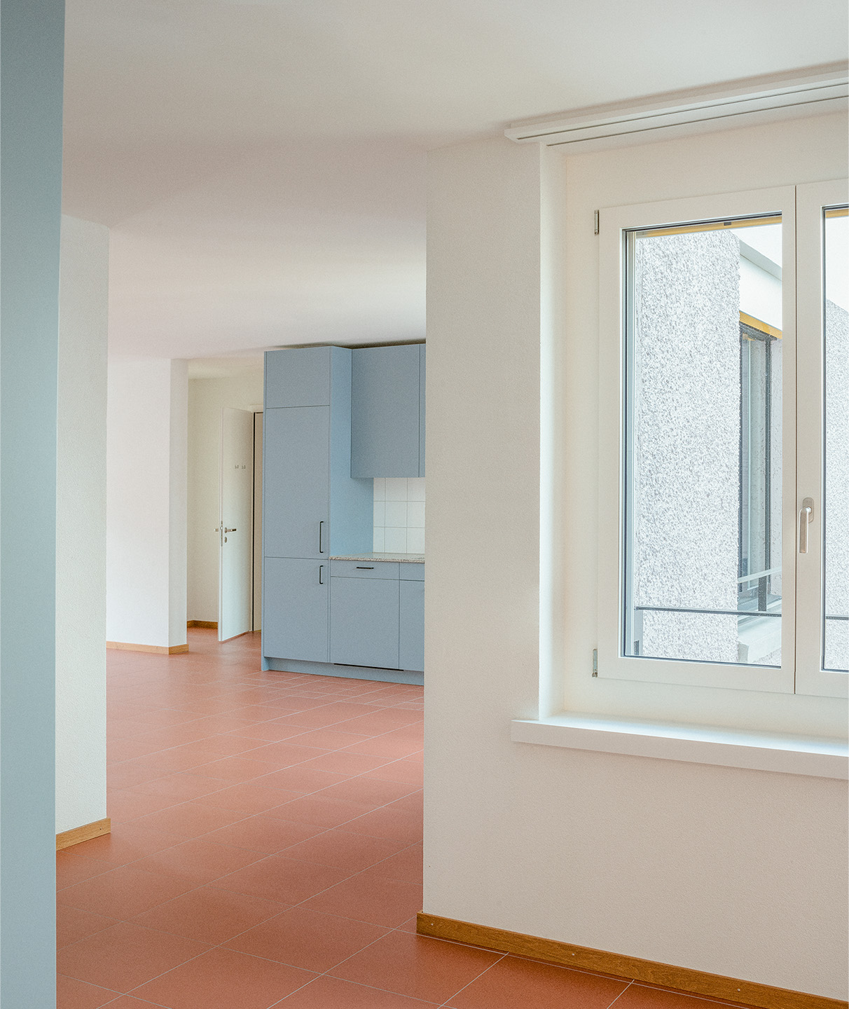 La disposition en manivelle entre hall d’entrée, salon et salle à man - ger atténue les vis-à-vis entre redents.