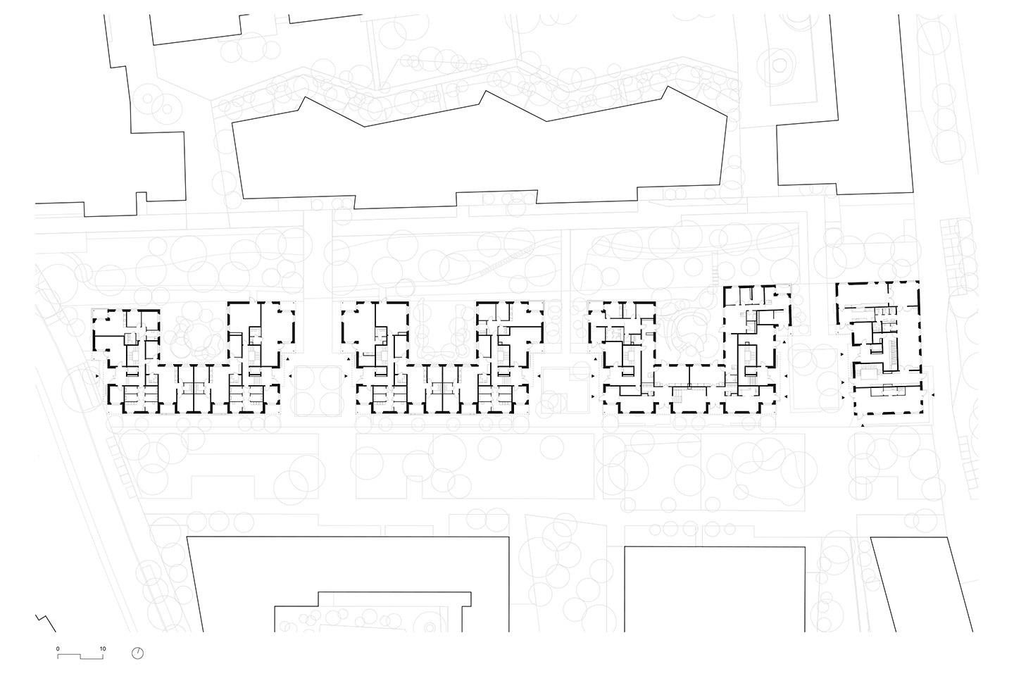 Plan de rez. Parmi les douze types d’appartements réalisés, quatre sont à retenir: ceux au nord, rayonnant à 180°; le type à l’angle rentrant et celui à l’angle sortant, puis le type traversant (de la cour nord à la façade sud). La composition diagonale est induite par la morphologie du redent.