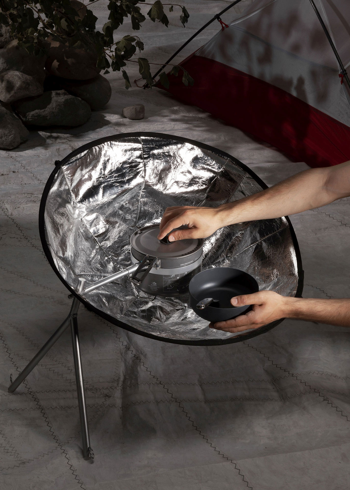 Solarofen «Helios» des Lausanner Designers Léon Félix. «Helios» ist faltbar, kompakt und leichtn. Er besteht er aus einer flexiblen Parabel aus Mylar-gefüttertem Stoff, einer hochreflektierenden Oberfläche und einem dreiteiligen Aluminiumstativ, das sich für einfaches Kochen an sonnigen Campingtagen leicht zusammenbauen lässt.