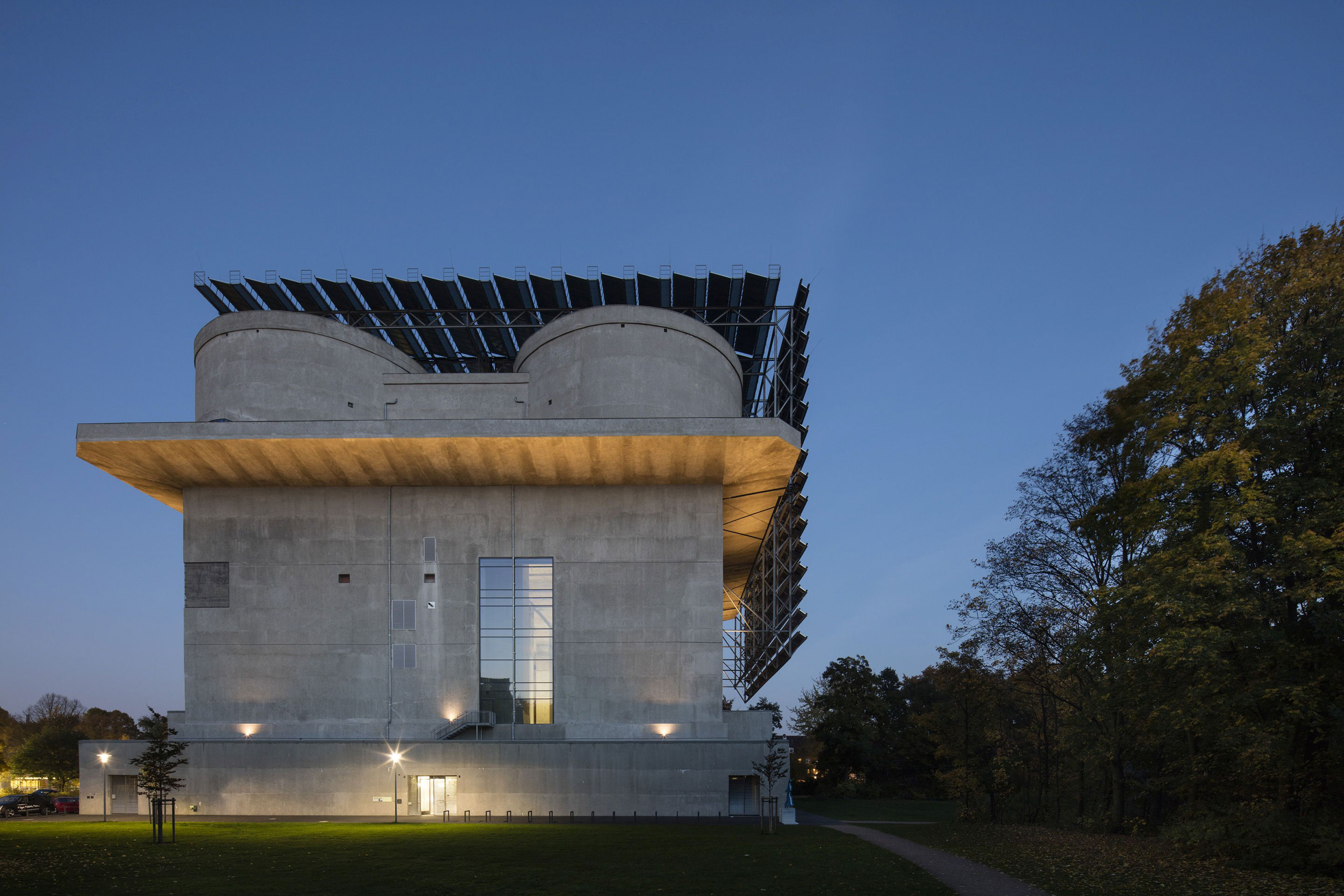 Der alte, 42 m hohe Flakbunker in Hamburg-Wilhelmsburg galt lange als architektonischer Schandfleck. Die IBA Hamburg (2006–2013) brachte schliesslich neue Impulse: 2010 wurde das baufällige Gebäude so weit abgesichert, dass mit der Sanierung begonnen werden konnte. Neben einem lokalen Ökostrom-Kraftwerk via PV-Anlage und einem gigantischen Warmwasser-Speicher entstanden bis 2013 auch ein Café auf der Dachterrasse und Ausstellungsflächen. Seit 2015 ist der Energiebunker an das Hamburger Strom- und Nahwärmene