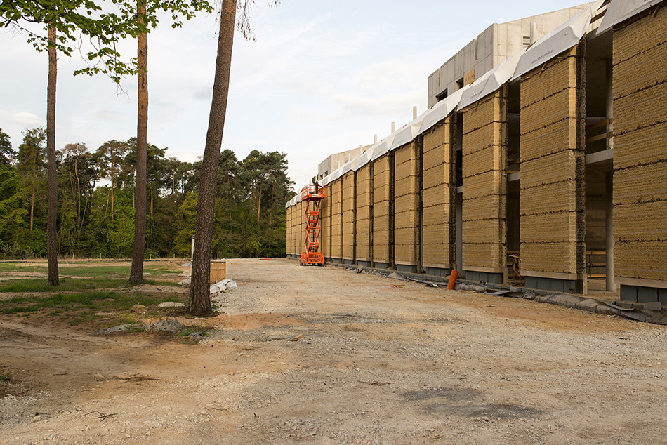 Halle du campus Alnatura à Darmstadt, haas cook zemmrich STUDIO2050 architectes, 2019. Les éléments préfabriqué contiennent un chauffage intégré dans la face intérieure.