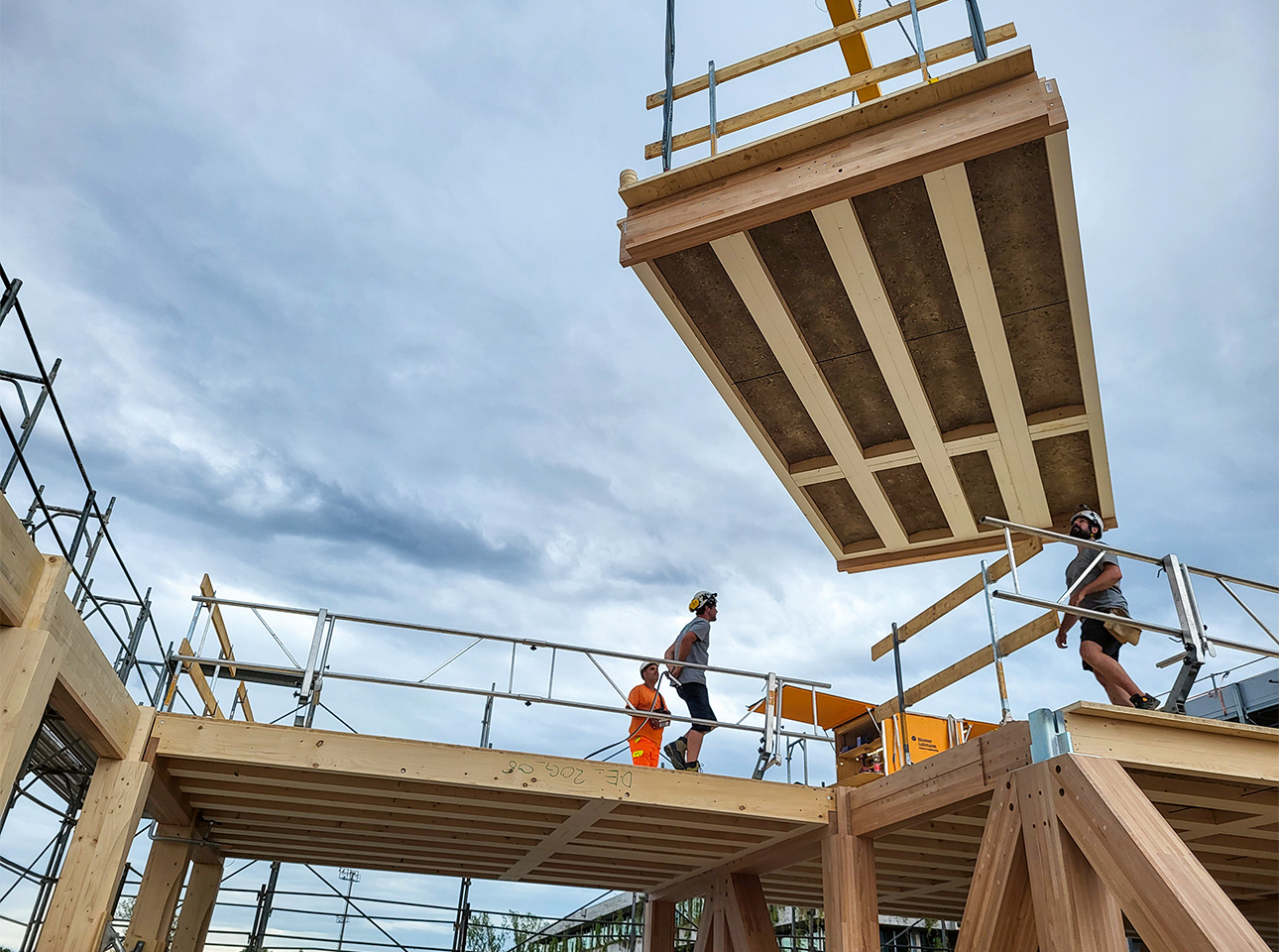 Hortus: pose d’un plancher hybride en bois et voûtes de pisé.