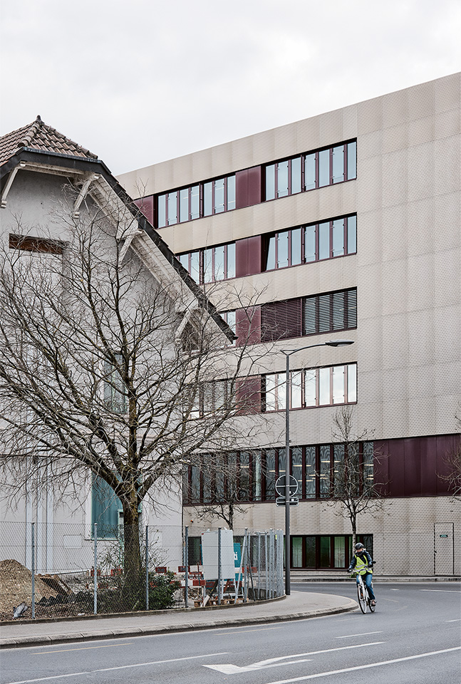 Avenue du Silo. Premier plan: bâtiment industriel (1910), plan de quartier Plan-Léman. Second plan: Gymnase de Renens (2017), plan de quartier Renens Entrepôts.