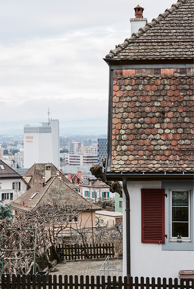 Chemin des Clos 25-47. Premier plan: 12 villas contiguës (1900 à 1925). Second plan: silo à blé, architectes Jean Tschumi et Armand Cavin (1956).