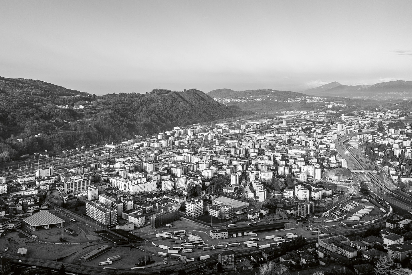 Foto aerea di Chiasso, vista dalla dogana commerciale verso il territorio elvetico.