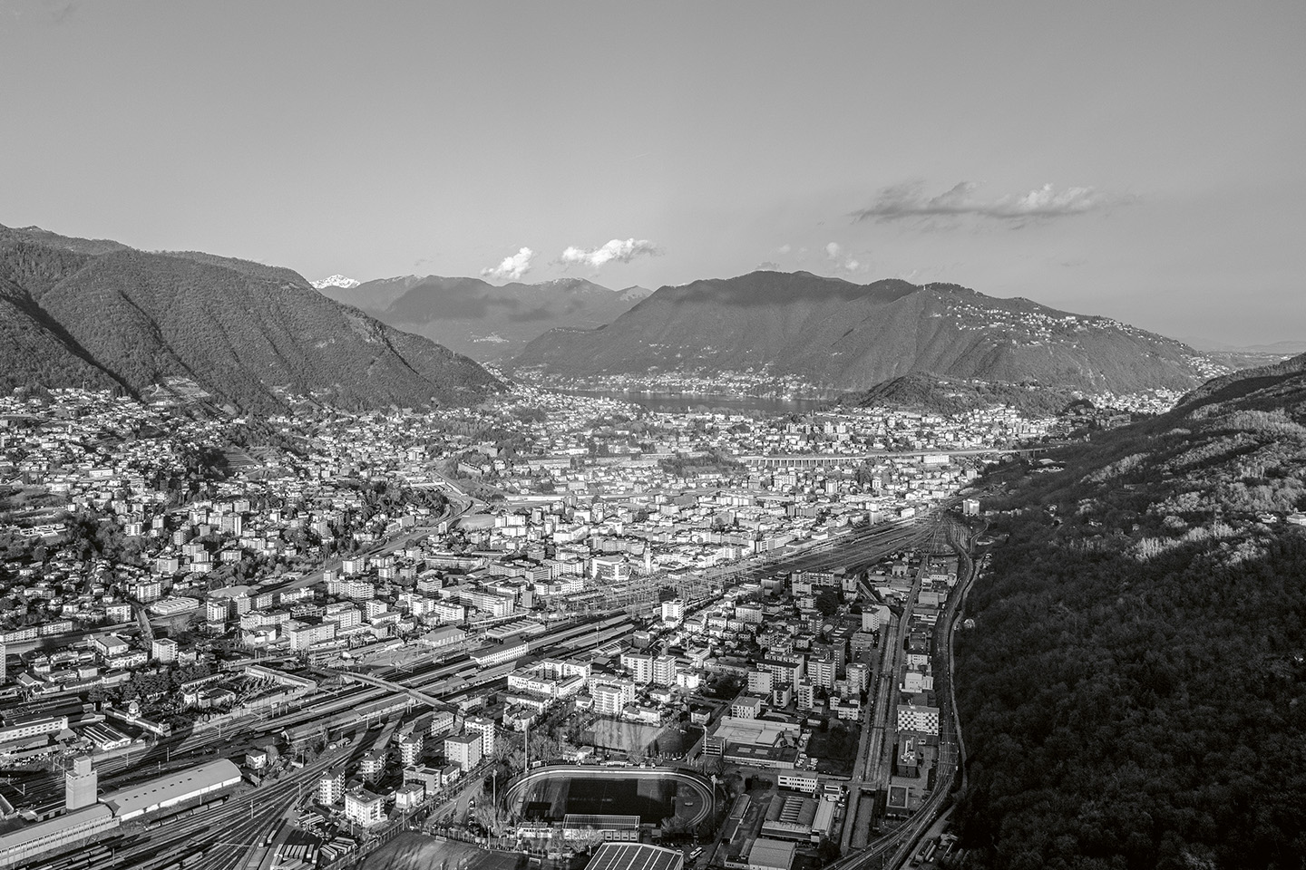 Foto aerea di Chiasso, vista dalla collina del Penz in direzione del lago di Como.
