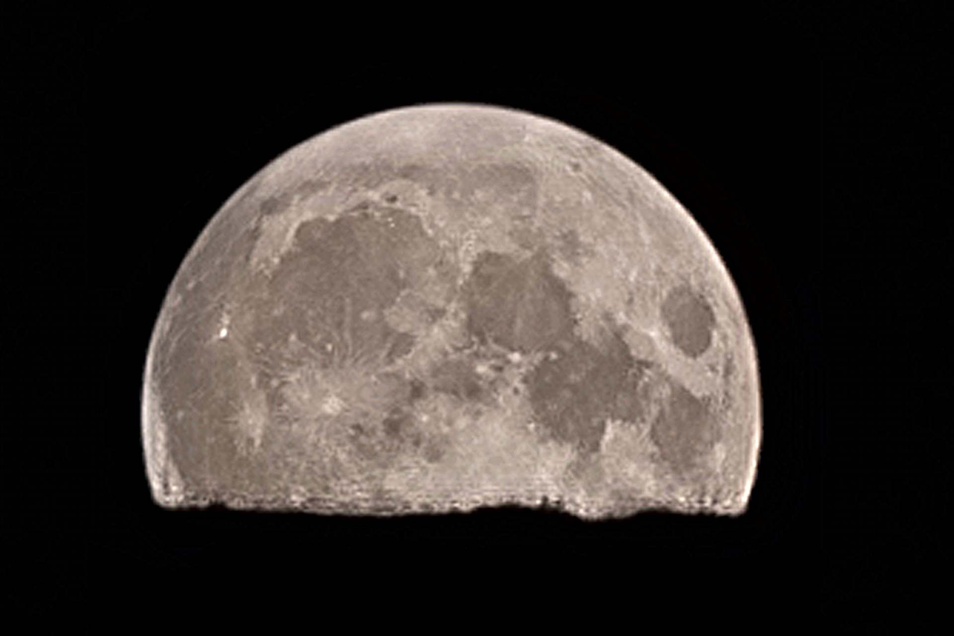 Dieser aufgehende Mond wurde mit einem Handy aufgenommen.