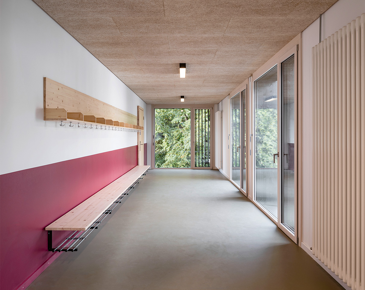 École de Trembley: les couloirs sont généreusement éclairés.