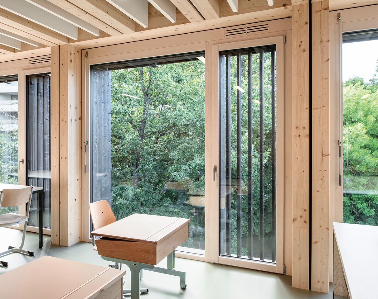 École des Allières: les façades sont composées d’un verre fixe et d’un ouvrant protégé d’un claustra.