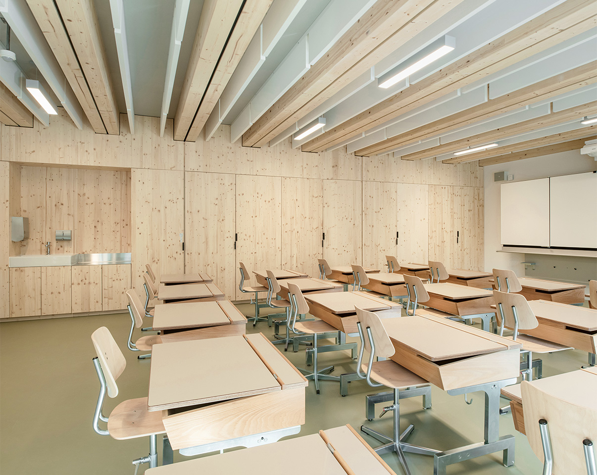 École des Allières: salle de classe et nombreux rangements.