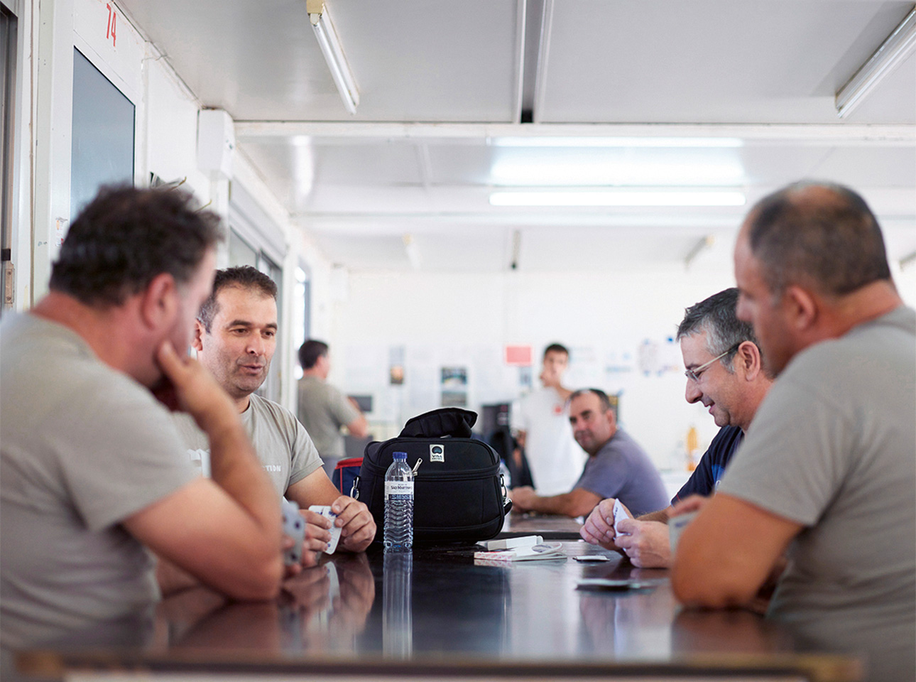 Aperçu de l’équipe des maçons lors d’une pause de midi dans le réfectoire de l’Espace Chantier A11A12 à Meyrin (GE).