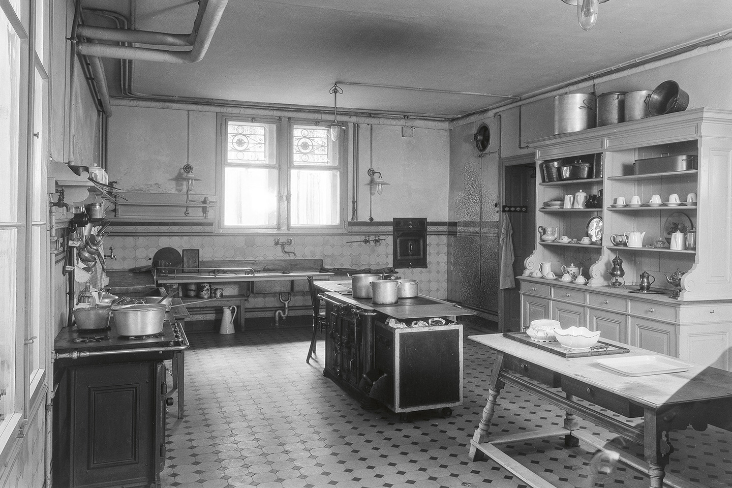 Vor rund 100 Jahren signalisierten weiss lackierte Buffetschränke Hygiene und Ordnung in der Dienstbotenküche.  Küche der Villa Moskwa, Zürich, Baujahr 1889, Architekt:  Martin Koch-Abegg, Fotografie von 1923.