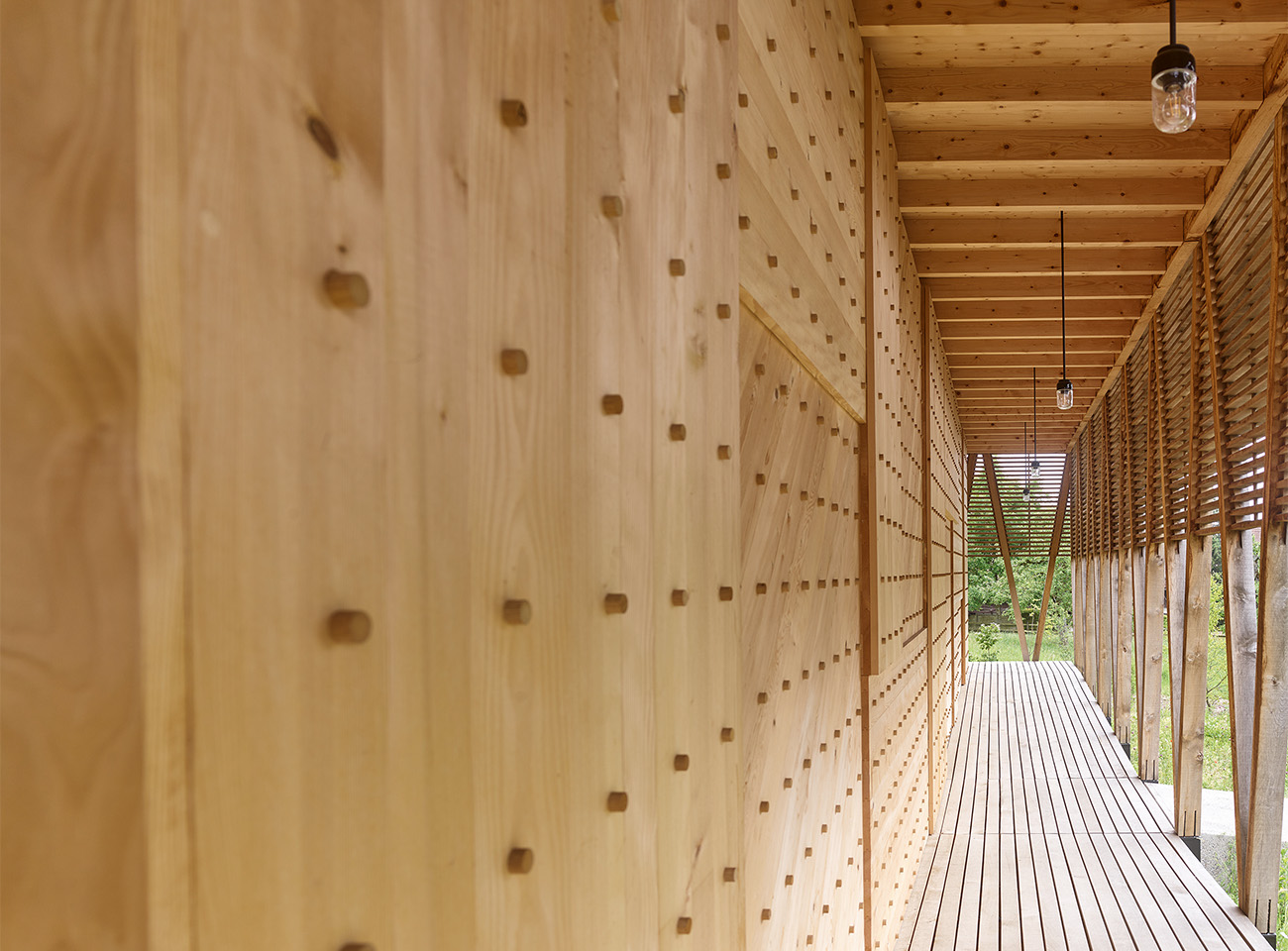 Die Fassade des Kunstpavillons des Centre Albert Anker in Ins weist reliefartige Strukturen auf. Diese machen den sortenreinen Aufbau sichtbar.