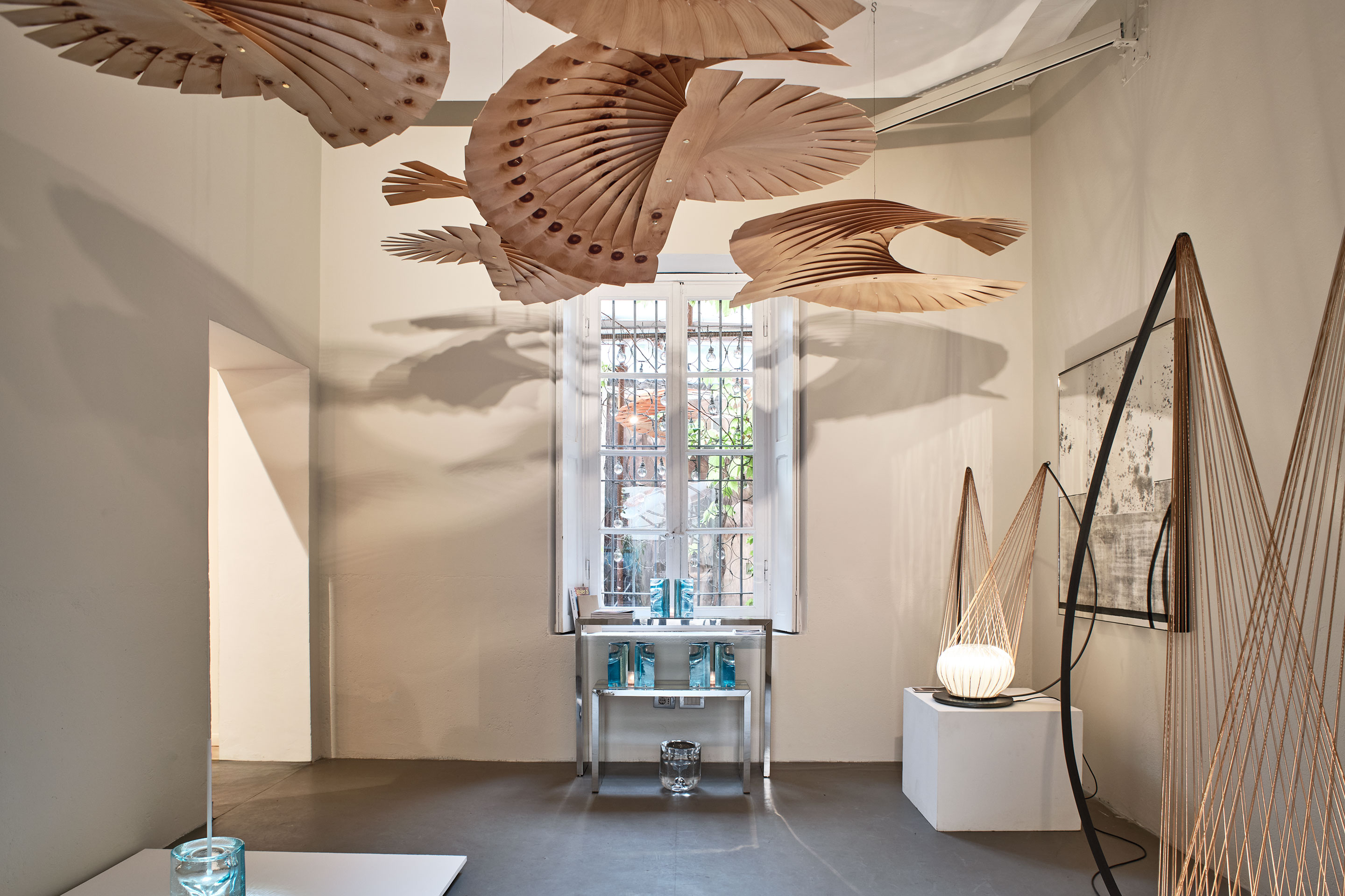 Atelier Oï hatte im dritten Jahr in Folge einen Auftritt in der Galleria Rossana Orlandi. Das Studio zeigte dort seine Kollektion «Privé», Kleinserien an der Schnittstelle von Design und Kunst. Mit dabei waren unter anderem die Deckeninstallation «Hélicoïdale» aus Arvenholz, die Leuchte «Dysi &amp; Dysa» sowie die «Gaïa»-Kollektion, die gemeinsam mit dem venezianischen Glasexperten WonderGlass entstanden ist.